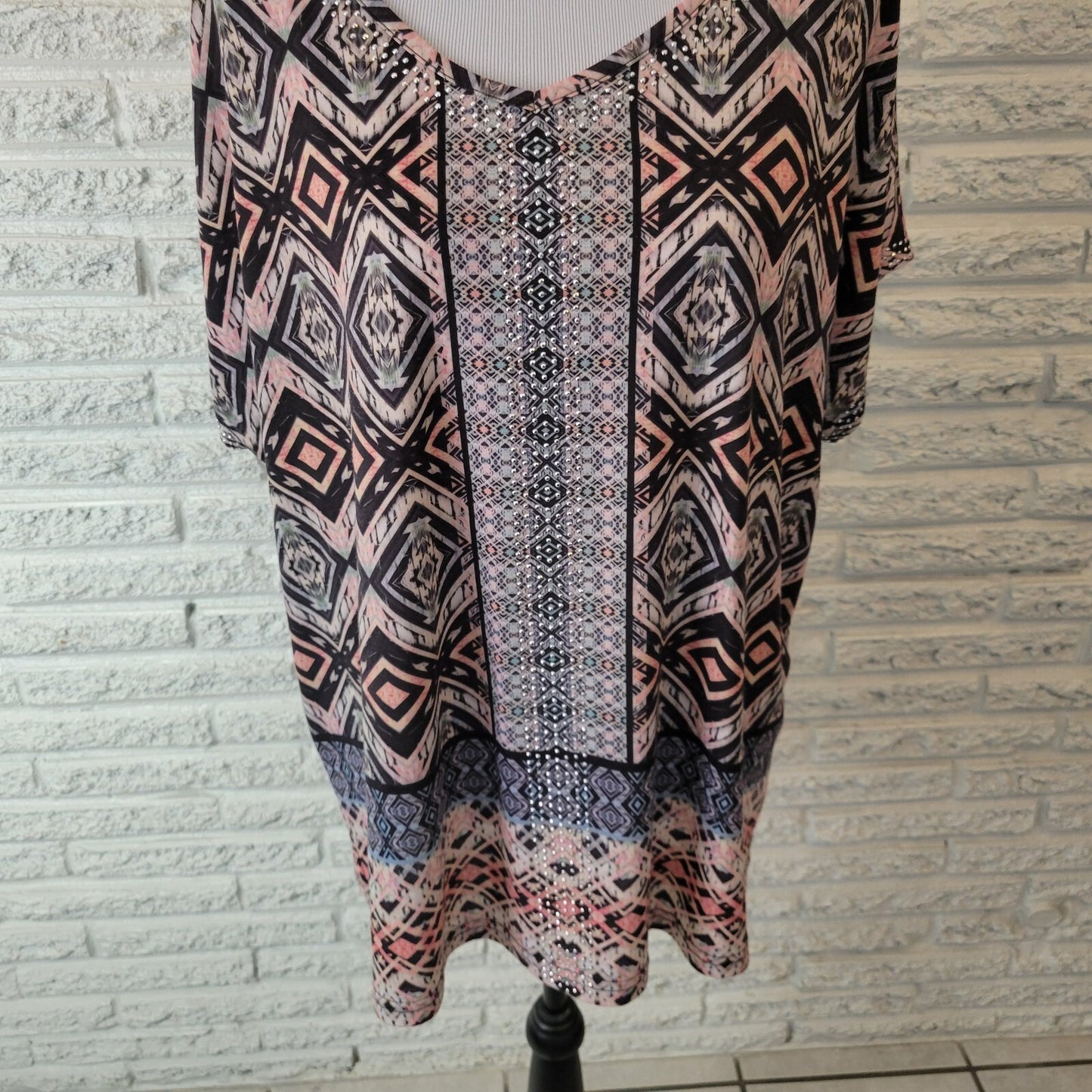 Gloria Vanderbilt Womens Top 1X Plus Tee Cap Sleeve Pink Black Geometric Studded