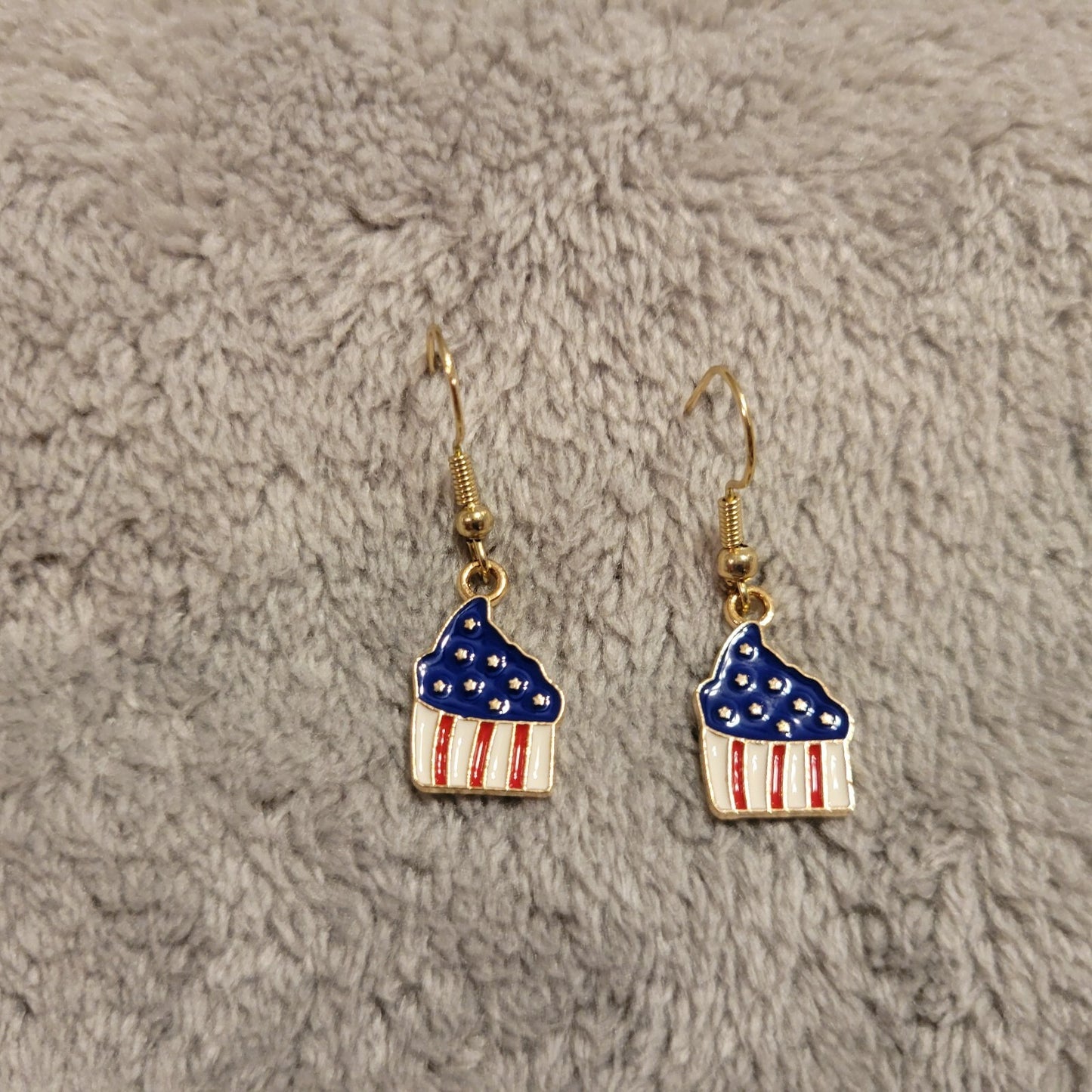 Fourth of July Patriotic Womens Earrings One Piece USA Flag Cupcake Hanging