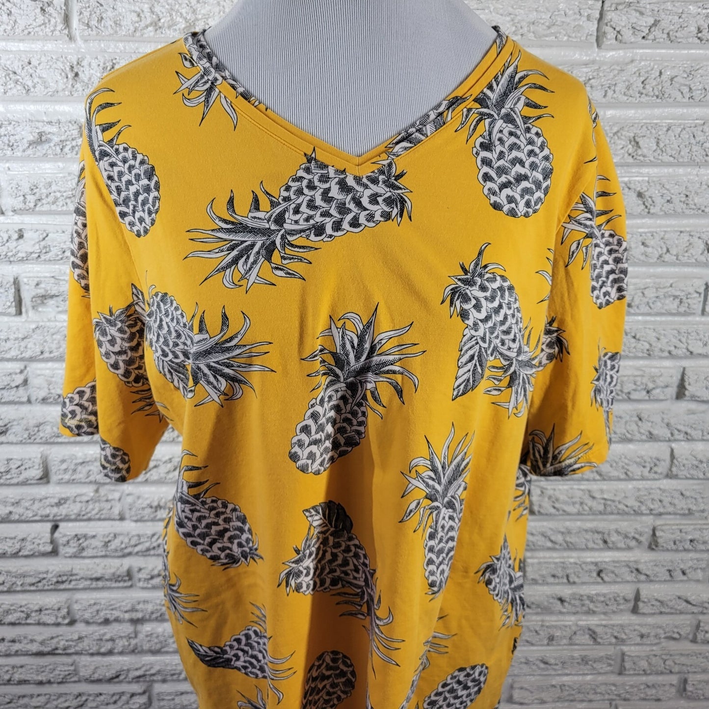 CJ Banks Womens Top 1X Plus Tee Short Sleeve Comfy Yellow Pineapples All Over