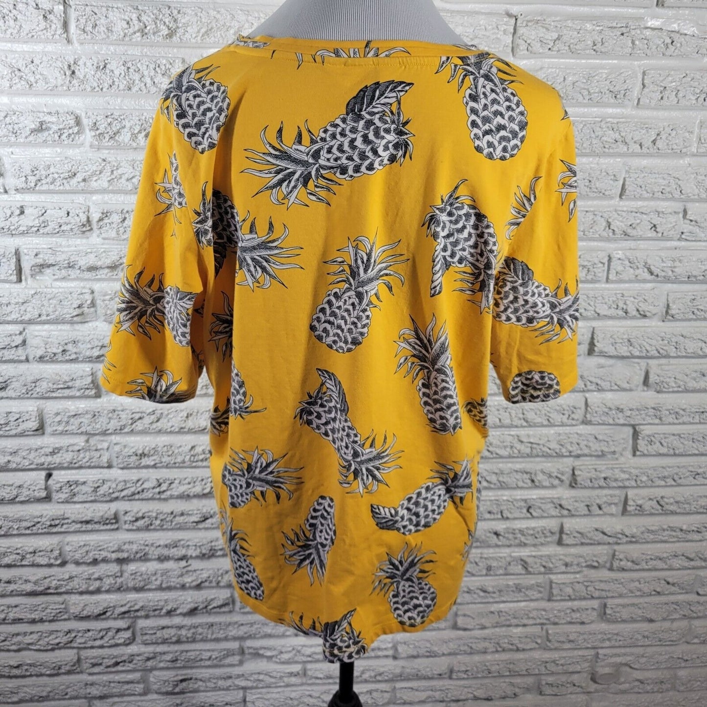 CJ Banks Womens Top 1X Plus Tee Short Sleeve Comfy Yellow Pineapples All Over