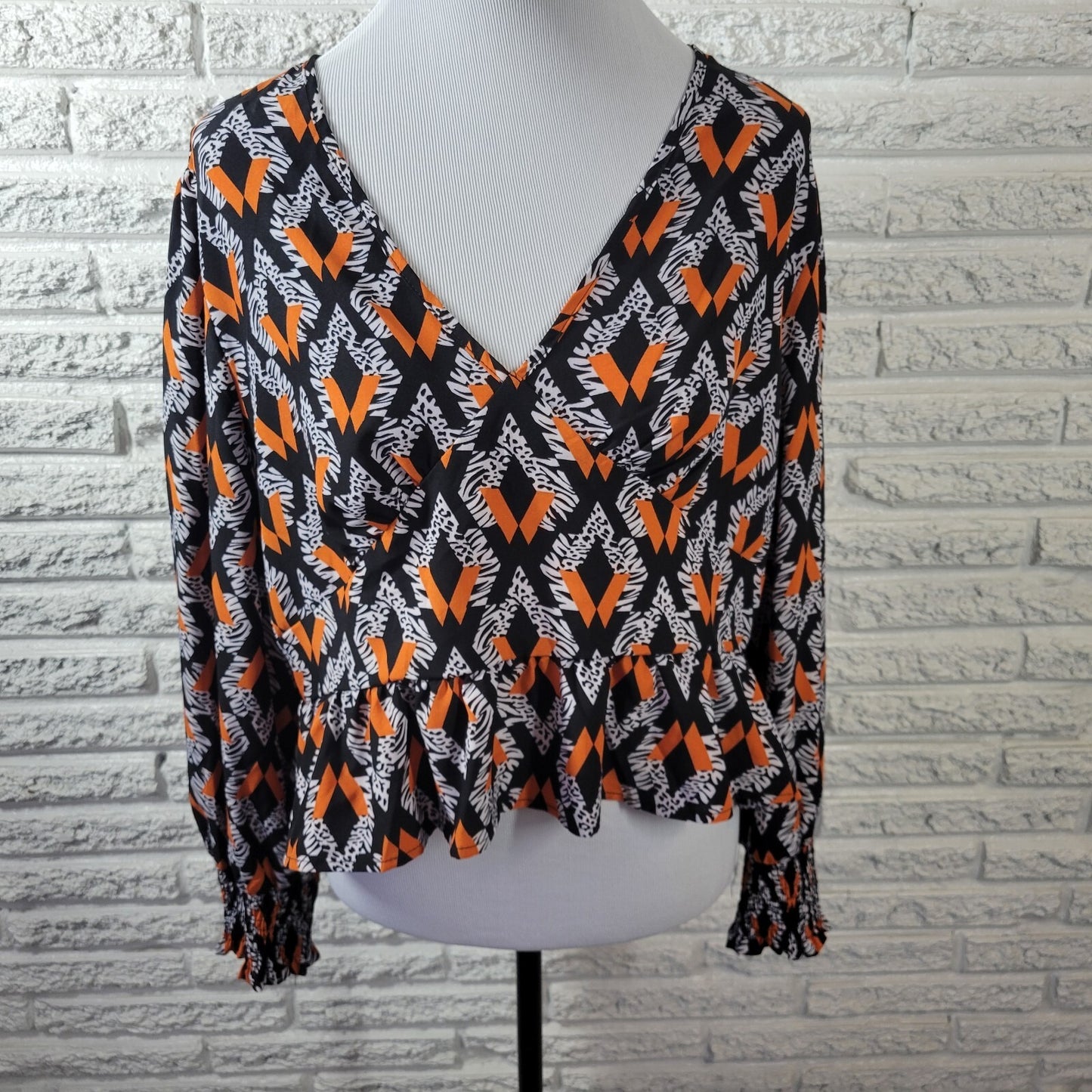 Shein Curve Women's 1XL Orange Black Geometric Smocked Long Sleeve V-Neck Crop