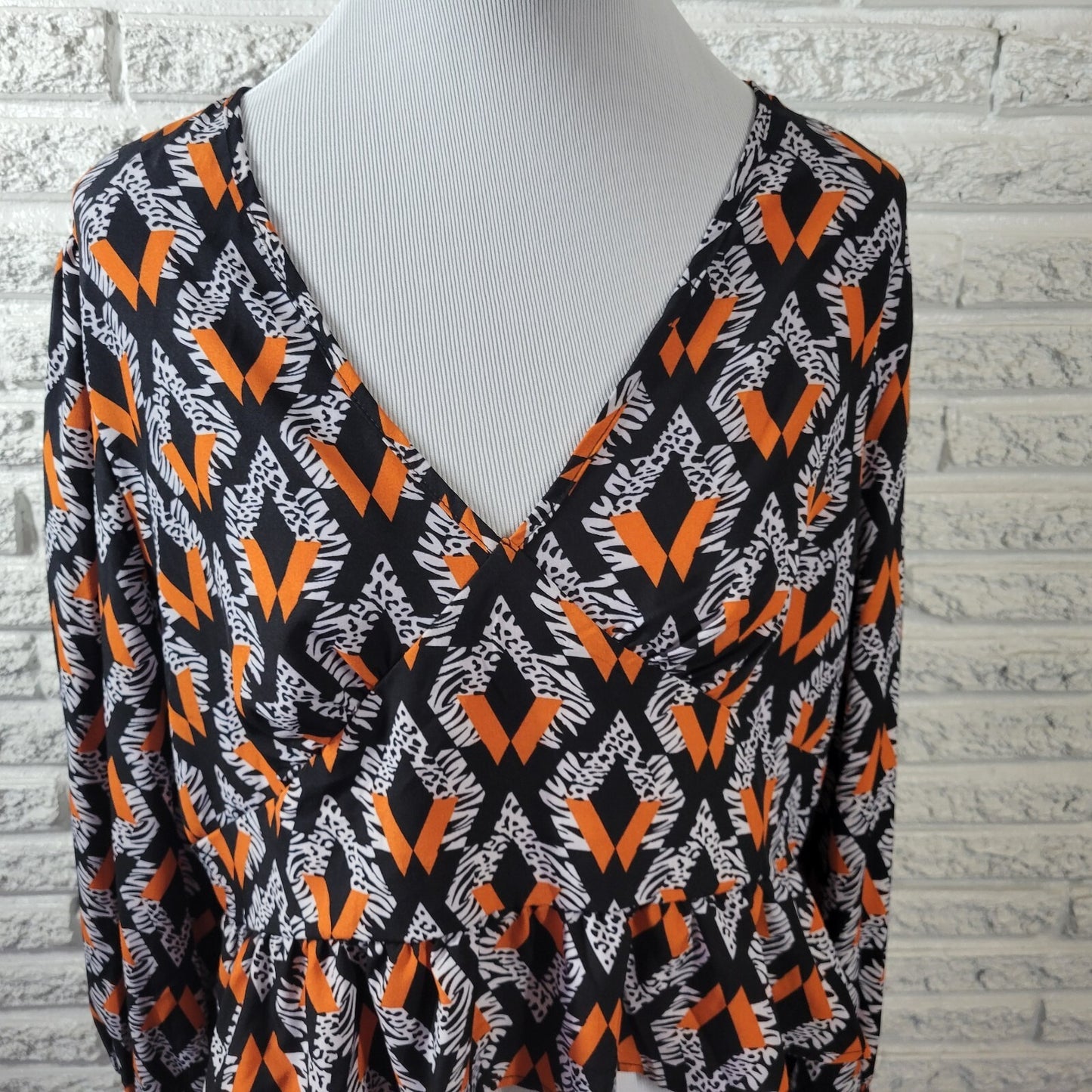 Shein Curve Women's 1XL Orange Black Geometric Smocked Long Sleeve V-Neck Crop