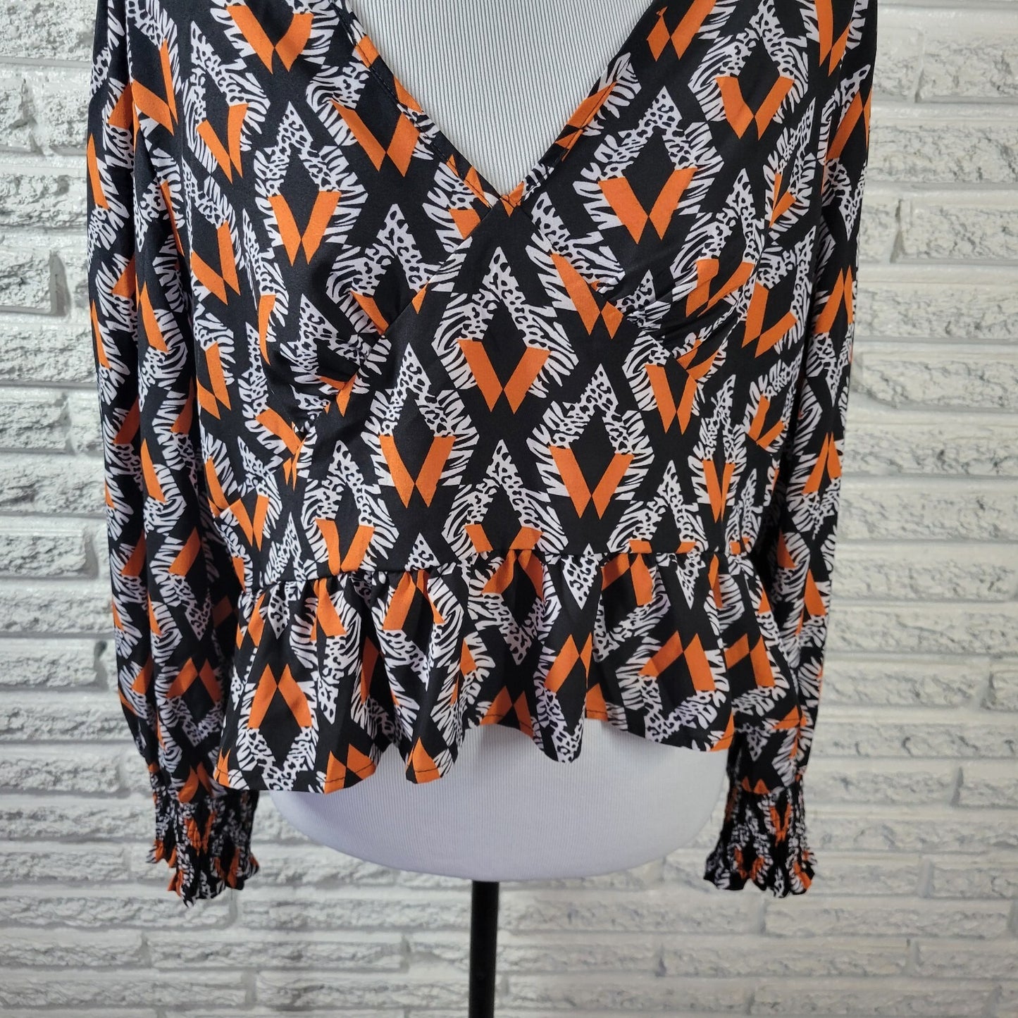 Shein Curve Women's 1XL Orange Black Geometric Smocked Long Sleeve V-Neck Crop