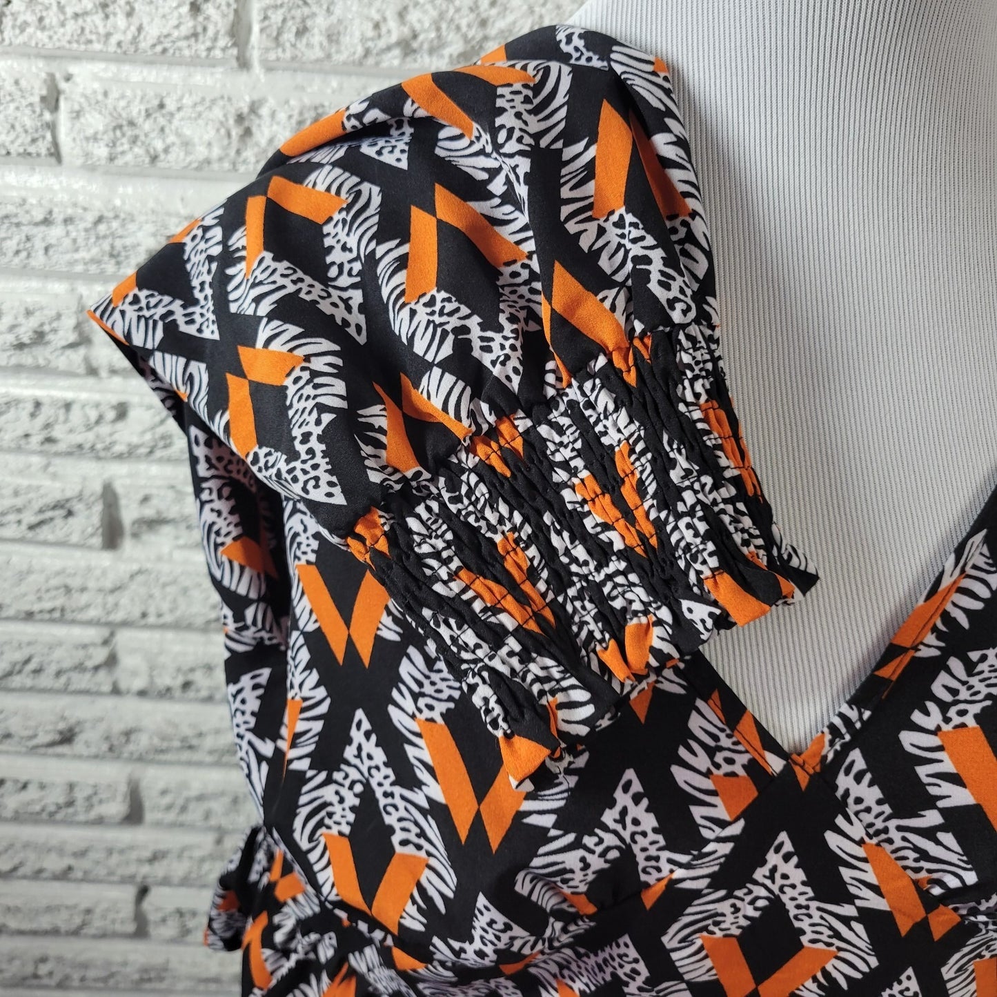 Shein Curve Women's 1XL Orange Black Geometric Smocked Long Sleeve V-Neck Crop