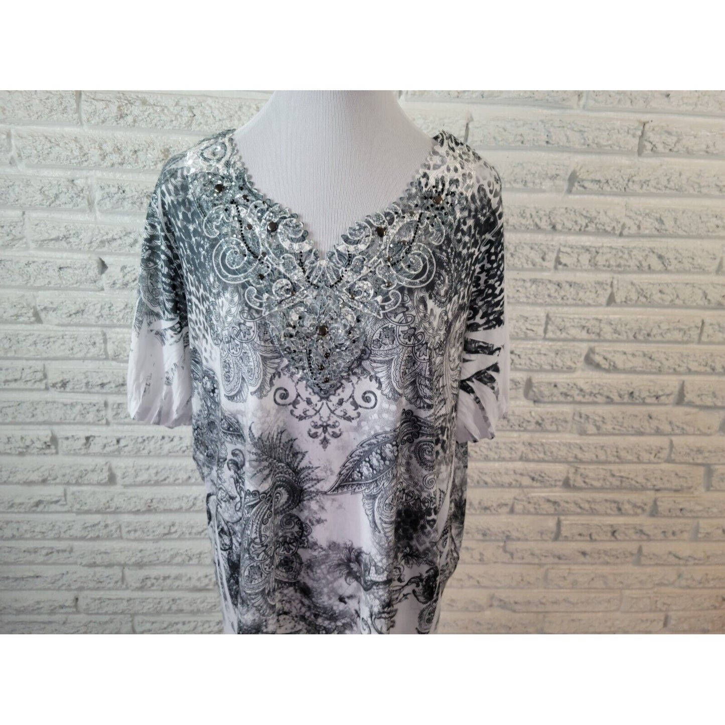 Catherines Liz & Me Womens Top 1X Short Sleeve Rhinestones Beaded Gray Paisley