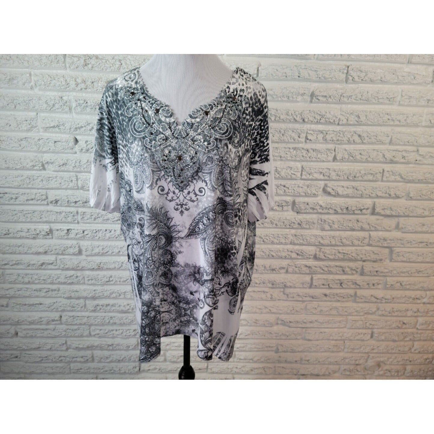 Catherines Liz & Me Womens Top 1X Short Sleeve Rhinestones Beaded Gray Paisley