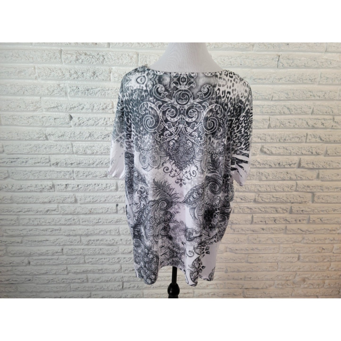 Catherines Liz & Me Womens Top 1X Short Sleeve Rhinestones Beaded Gray Paisley