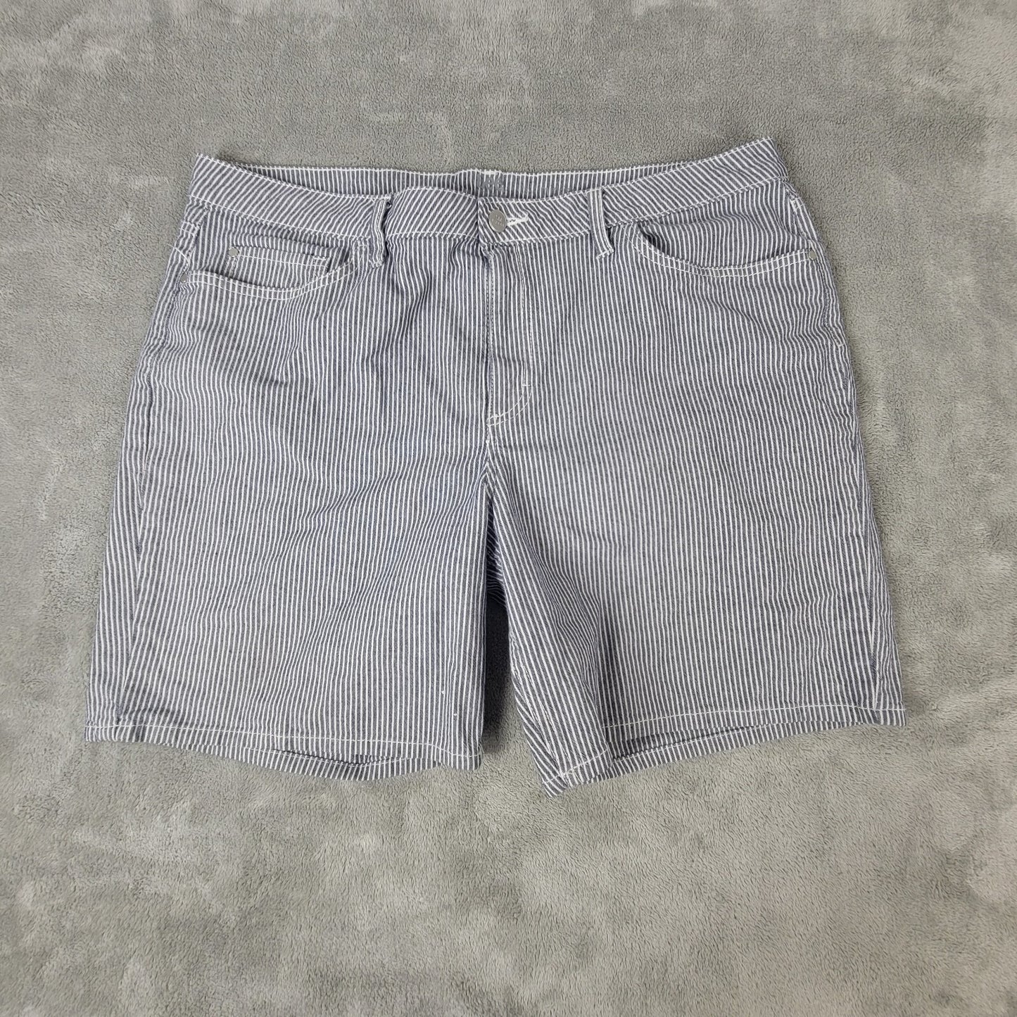 Lee Riders Womens Shorts 18M Gray White Stripe Zip Fly Cotton Blend Lightweight