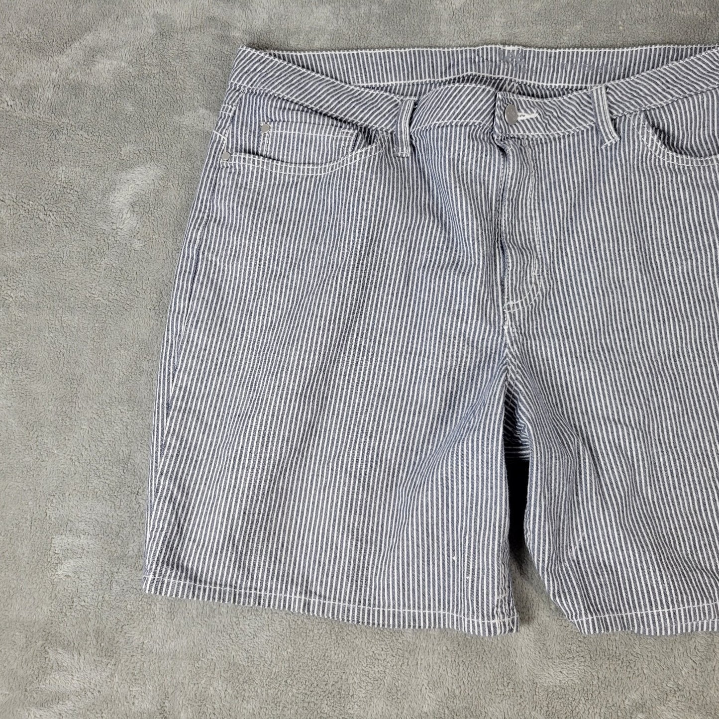 Lee Riders Womens Shorts 18M Gray White Stripe Zip Fly Cotton Blend Lightweight