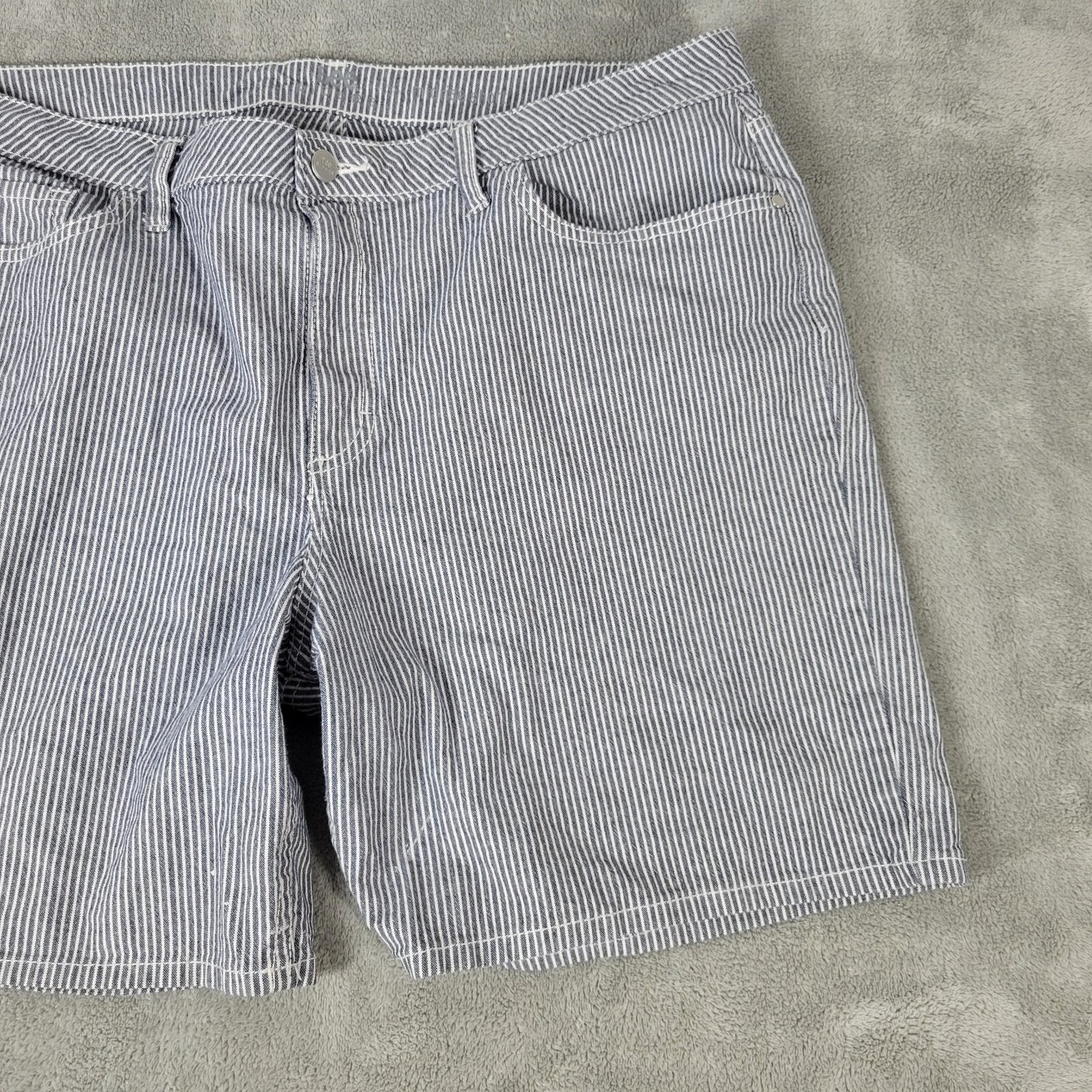 Lee Riders Womens Shorts 18M Gray White Stripe Zip Fly Cotton Blend Lightweight