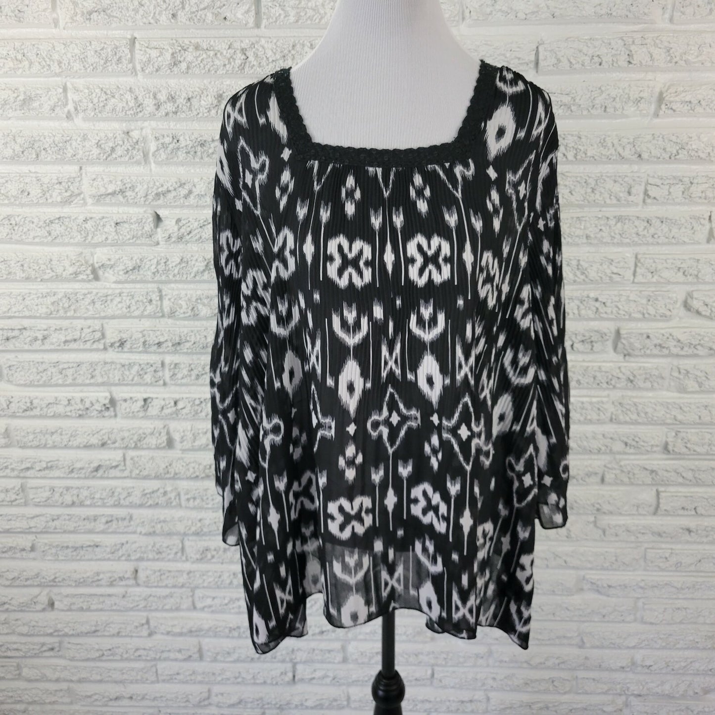 Avenue Women's Plus Size 26/28 Black Geometric Sequin 3/4 Sleeve Sheer Lace Top