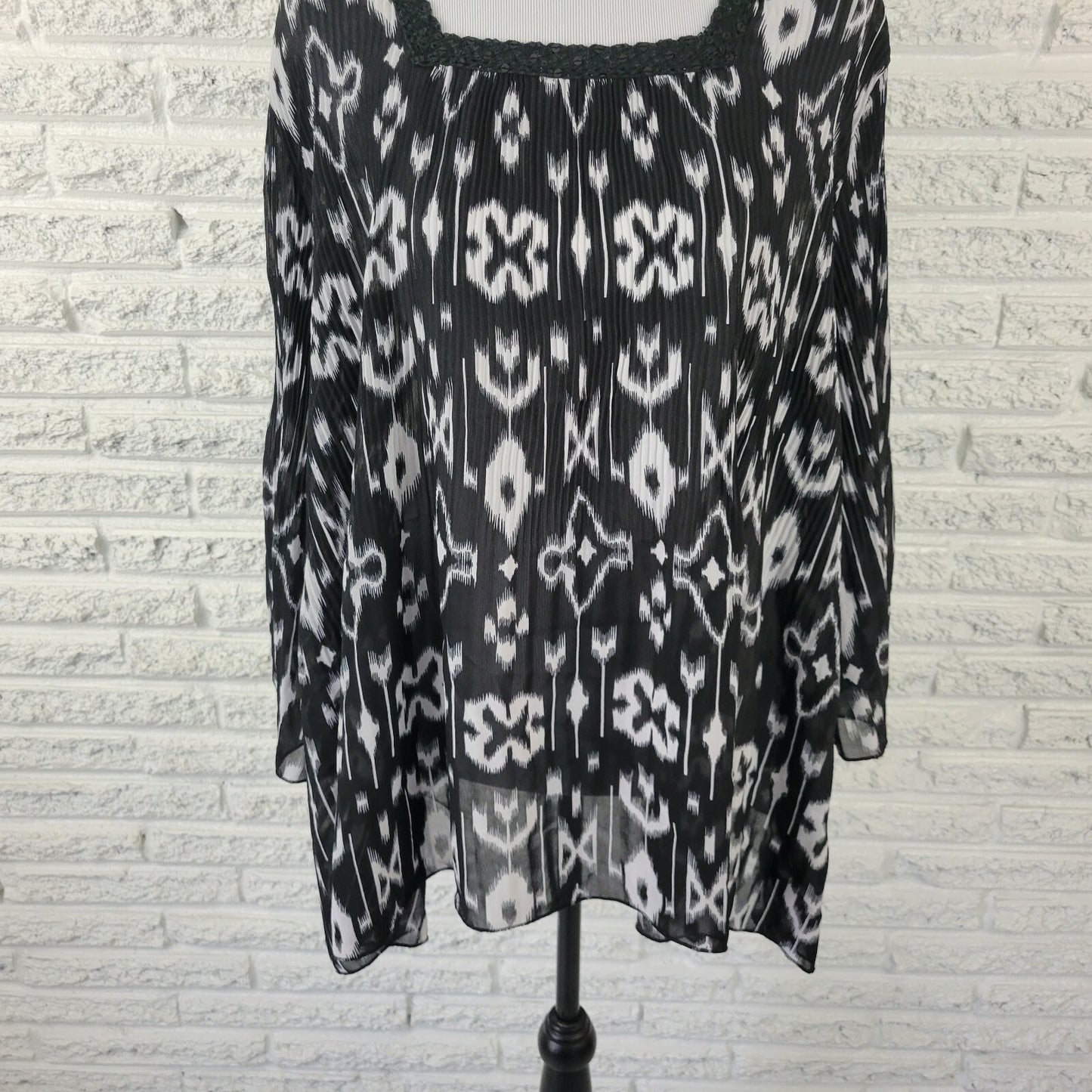 Avenue Women's Plus Size 26/28 Black Geometric Sequin 3/4 Sleeve Sheer Lace Top