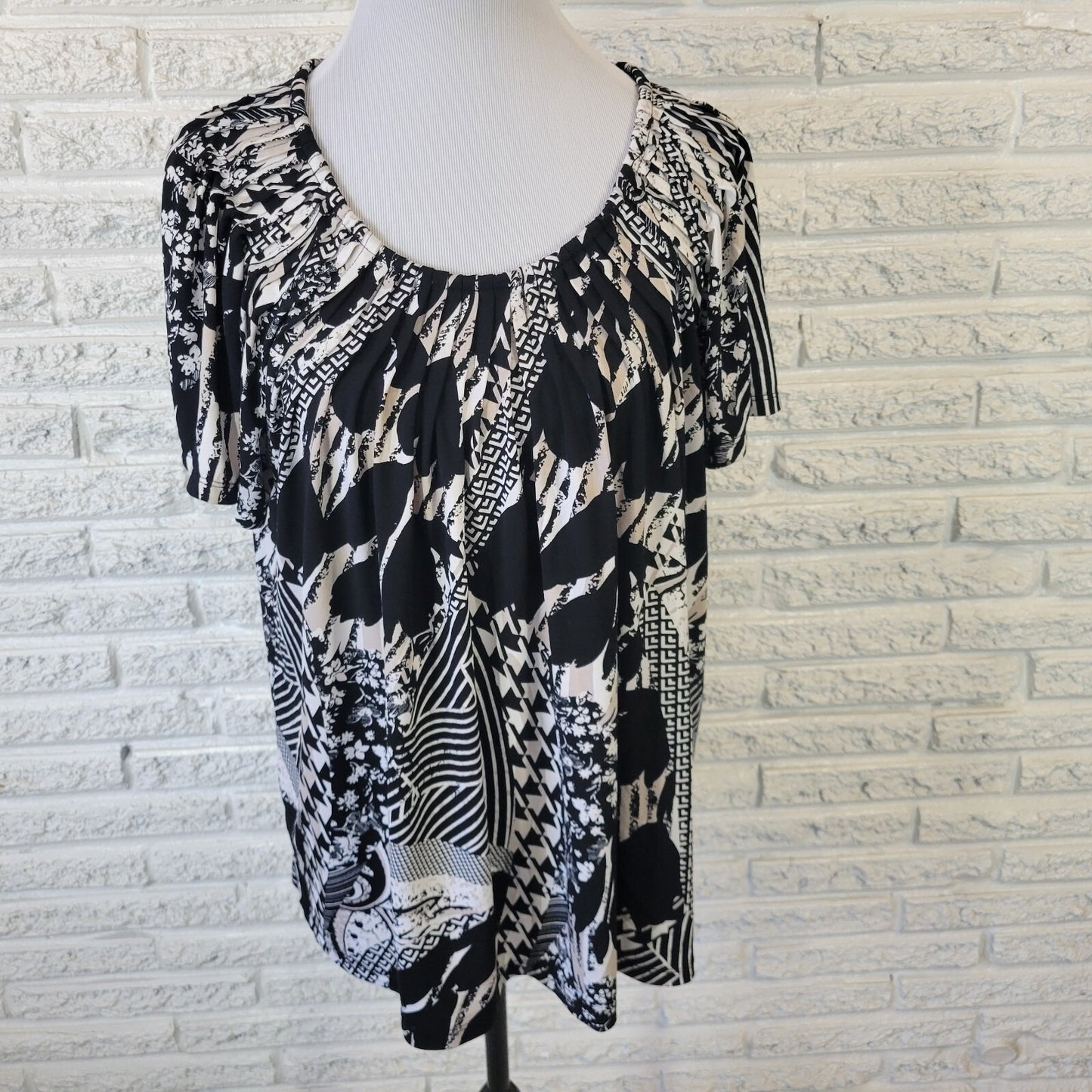Valerie Stevens Womens 2X Plus Top Blouse Black White Geometric Boat Neck Pleats