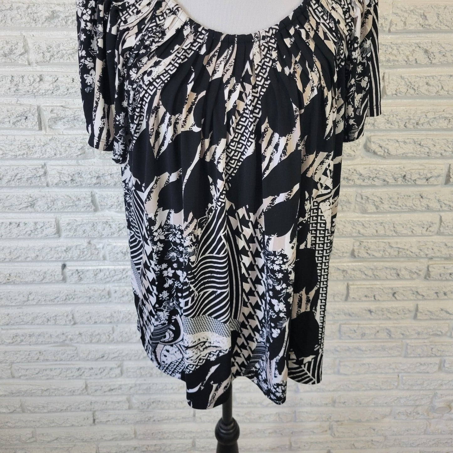 Valerie Stevens Womens 2X Plus Top Blouse Black White Geometric Boat Neck Pleats