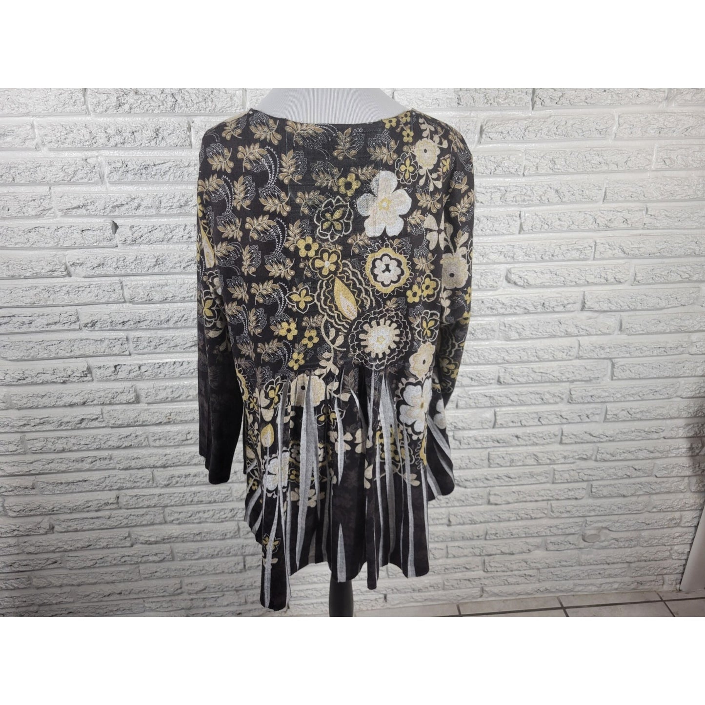 Live Let Live Women Top 1X Plus Tunic Black Floral Asymmetric Poly Blend Studded