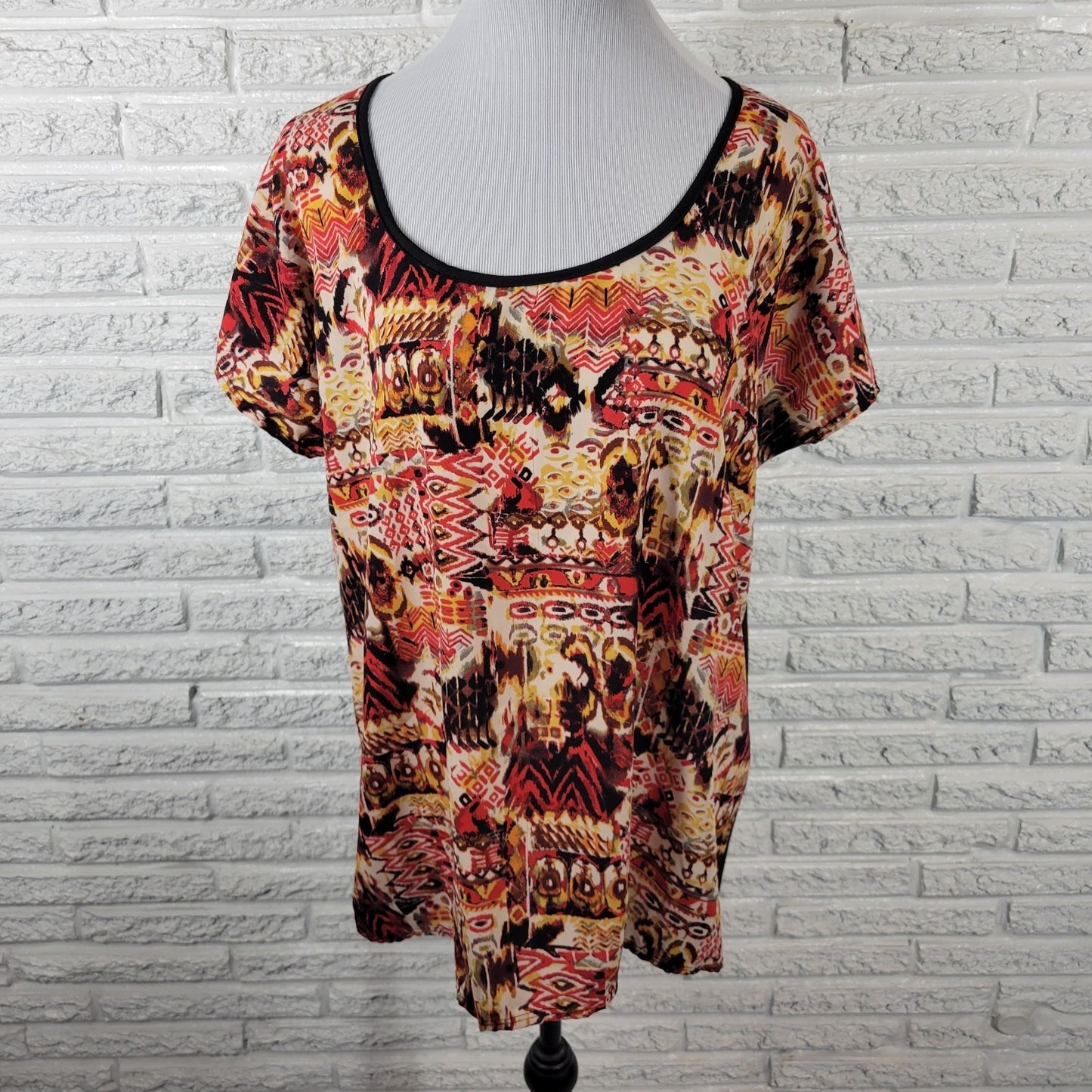 Inner Beauty Women Top 2X Plus Tee Short Sleeve Red Black Watercolor Lightweight