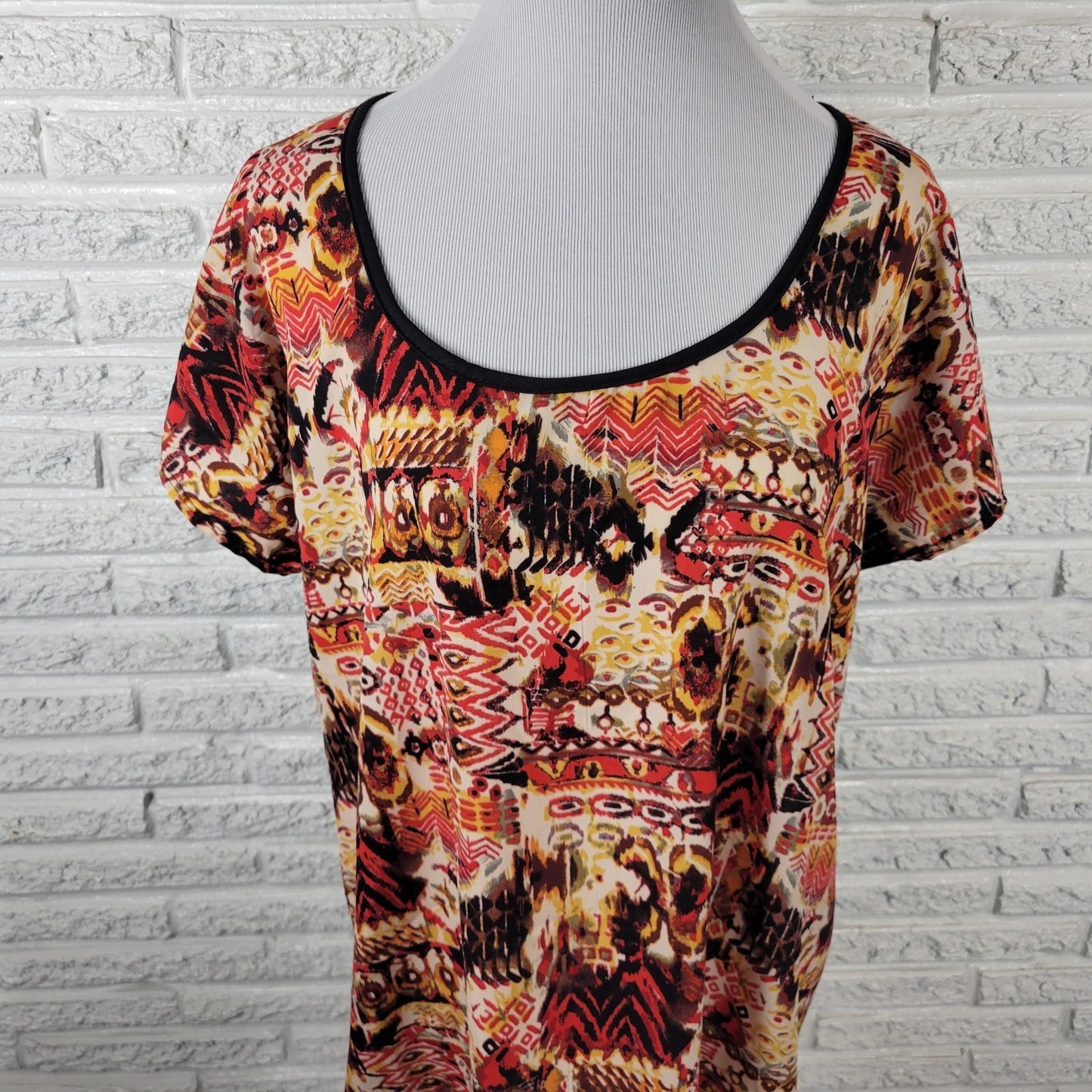 Inner Beauty Women Top 2X Plus Tee Short Sleeve Red Black Watercolor Lightweight