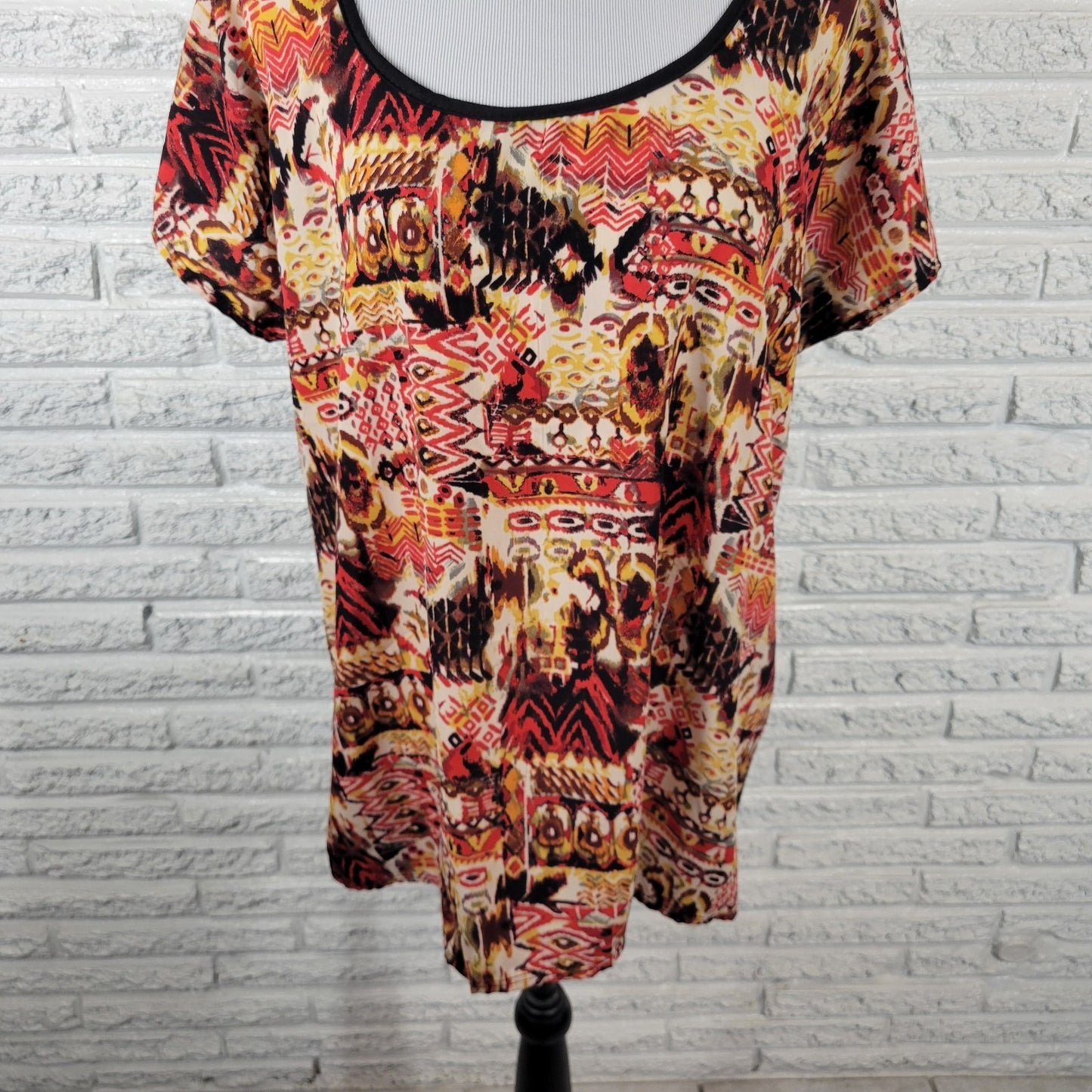 Inner Beauty Women Top 2X Plus Tee Short Sleeve Red Black Watercolor Lightweight