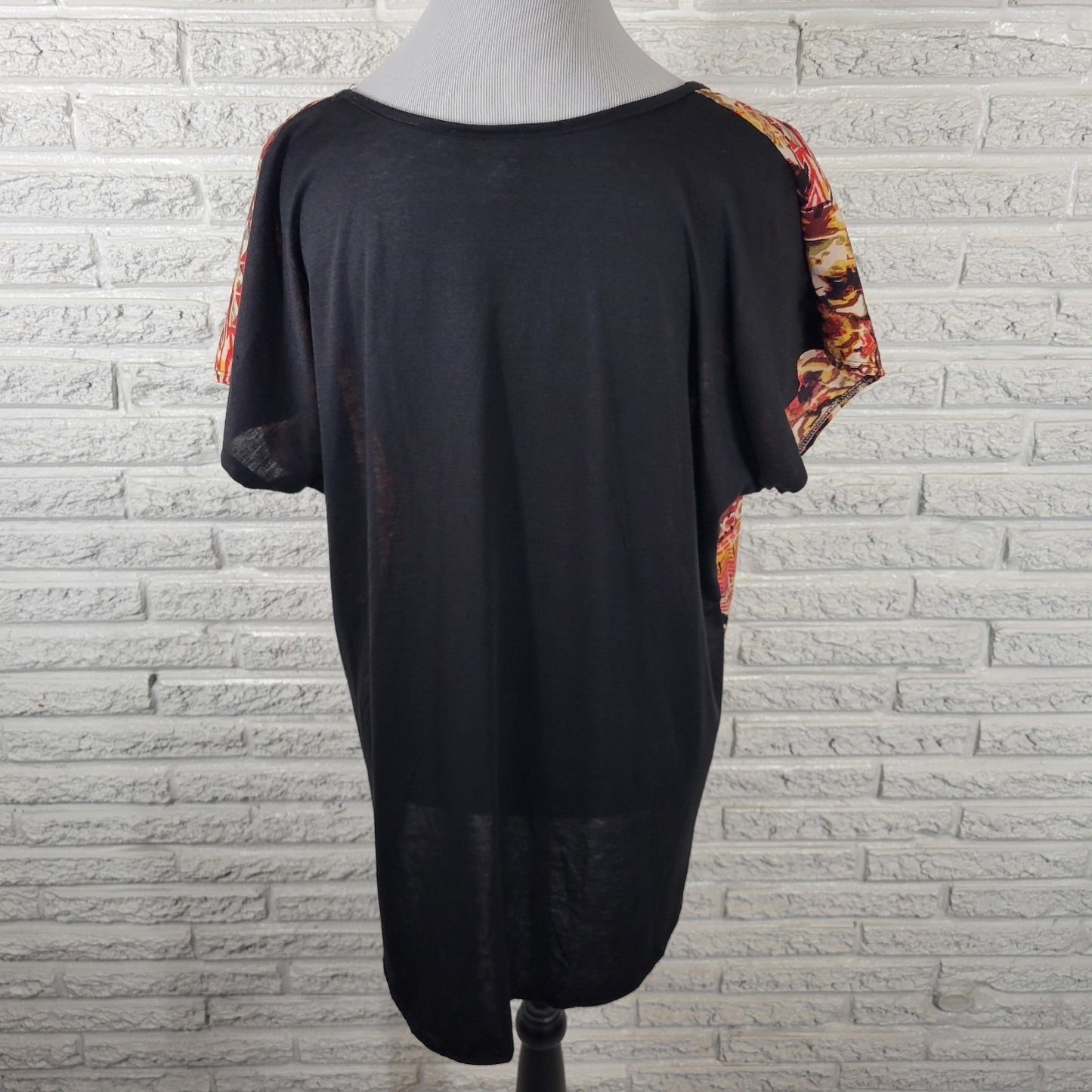 Inner Beauty Women Top 2X Plus Tee Short Sleeve Red Black Watercolor Lightweight