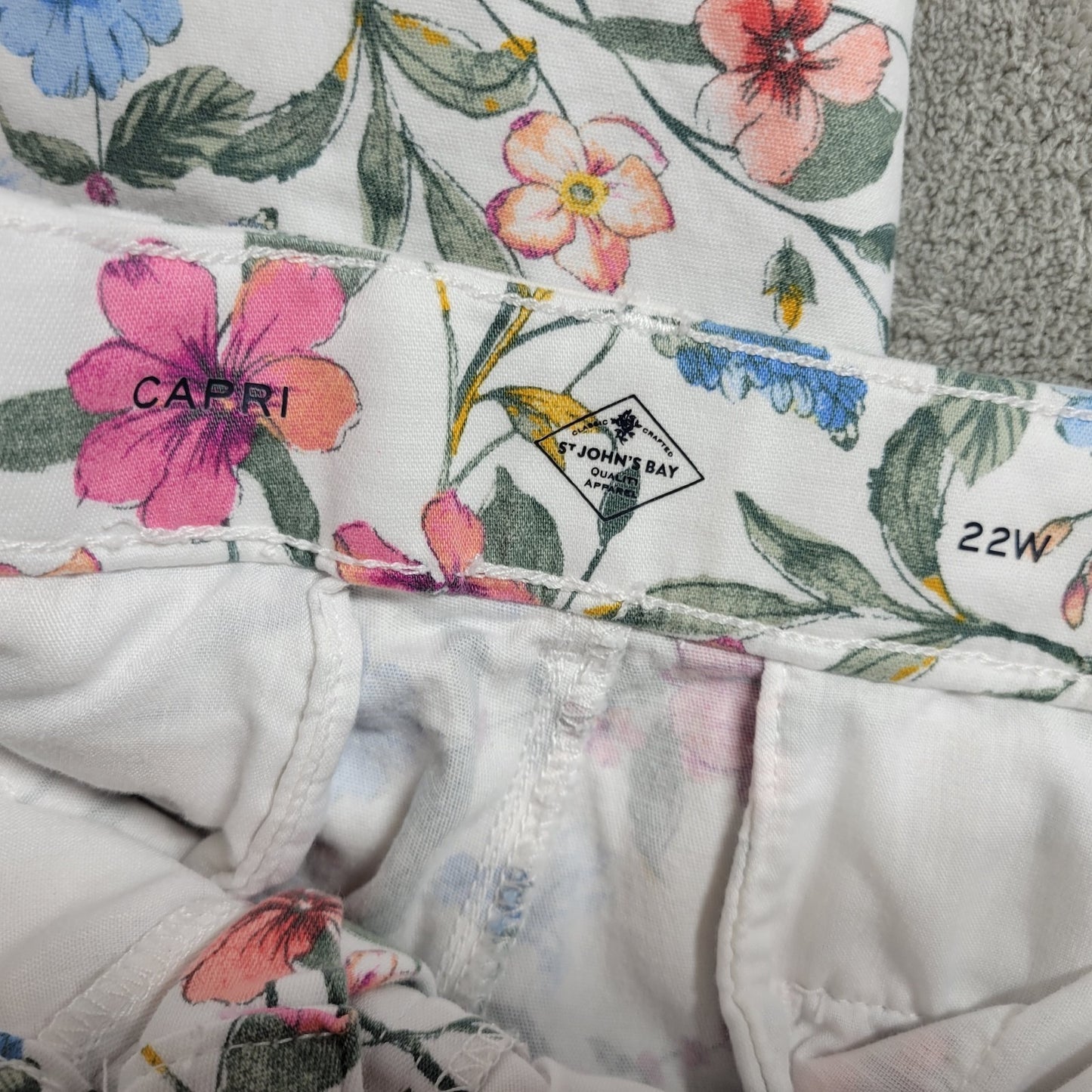 St Johns Bay Womens Pants 22W Plus Capri Pink Blue Floral Zip Fly Pockets Casual