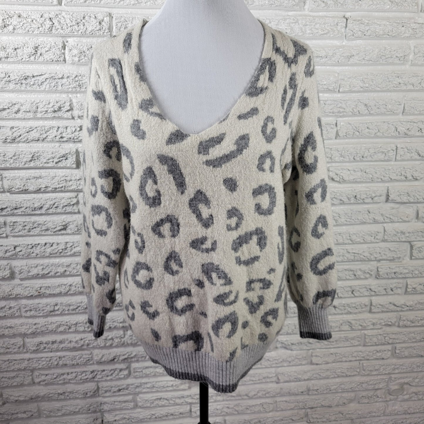 Maurices Womens Sweater 0 0X Plus Long Sleeve Gray Animal Print Soft Lightweight
