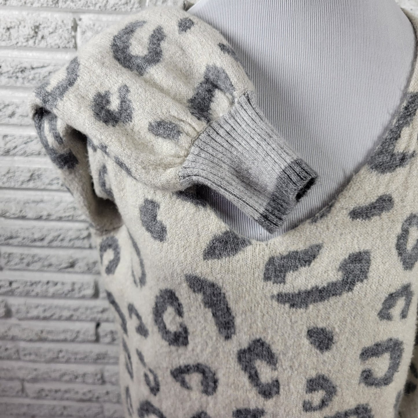 Maurices Womens Sweater 0 0X Plus Long Sleeve Gray Animal Print Soft Lightweight