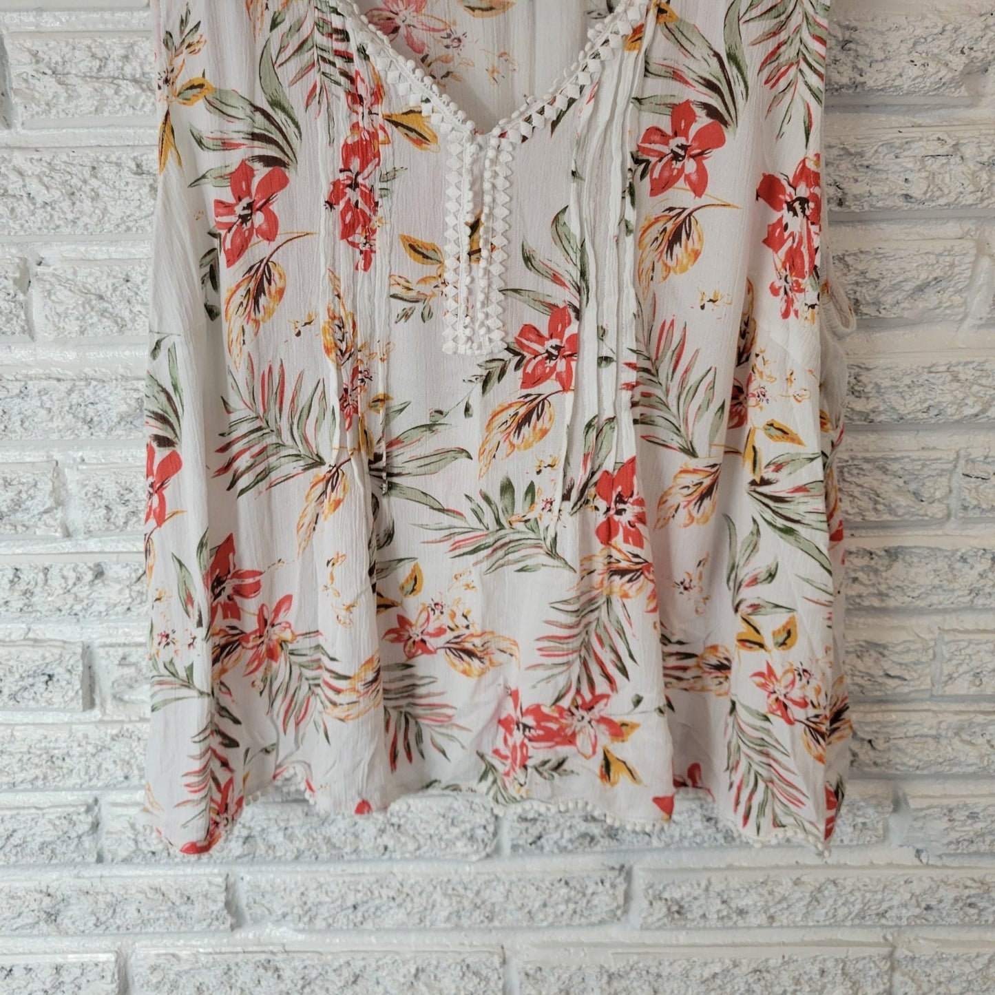 Skies Are Blue Womens Top 1X Plus Sleeveless Red White Floral Pintucked Ric Rac