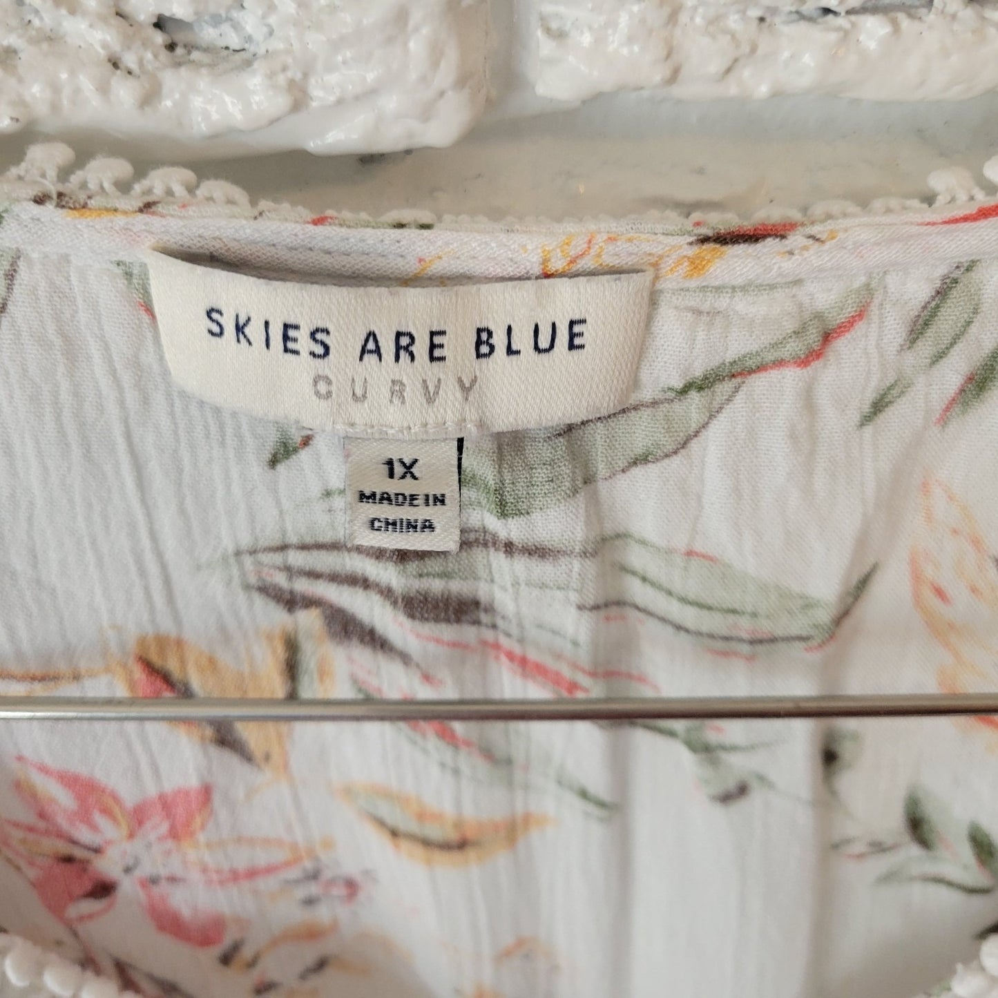 Skies Are Blue Womens Top 1X Plus Sleeveless Red White Floral Pintucked Ric Rac