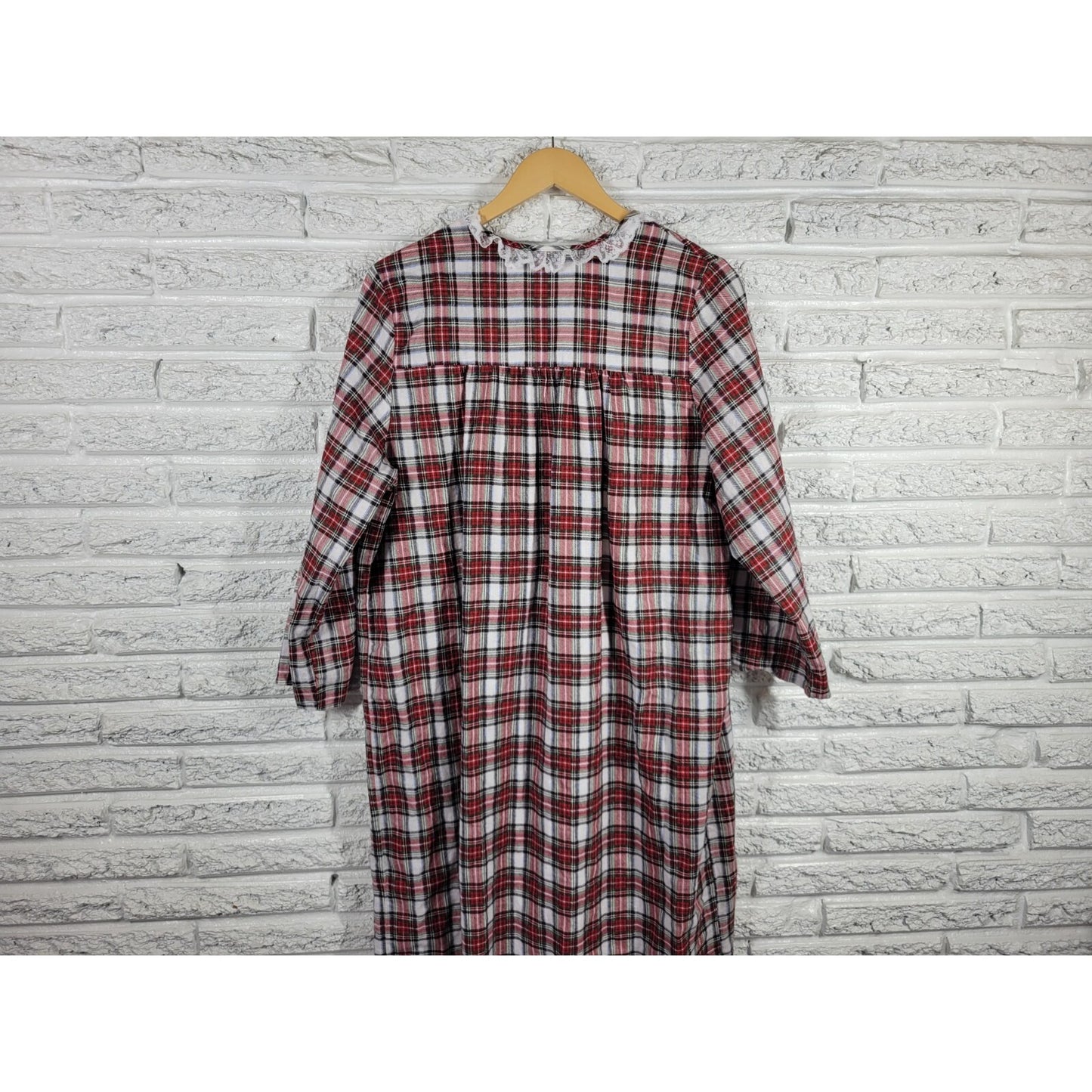 Friends of the Heart Womens Nightgown 1X Plus Lace Trim Red Plaid Quarter Button