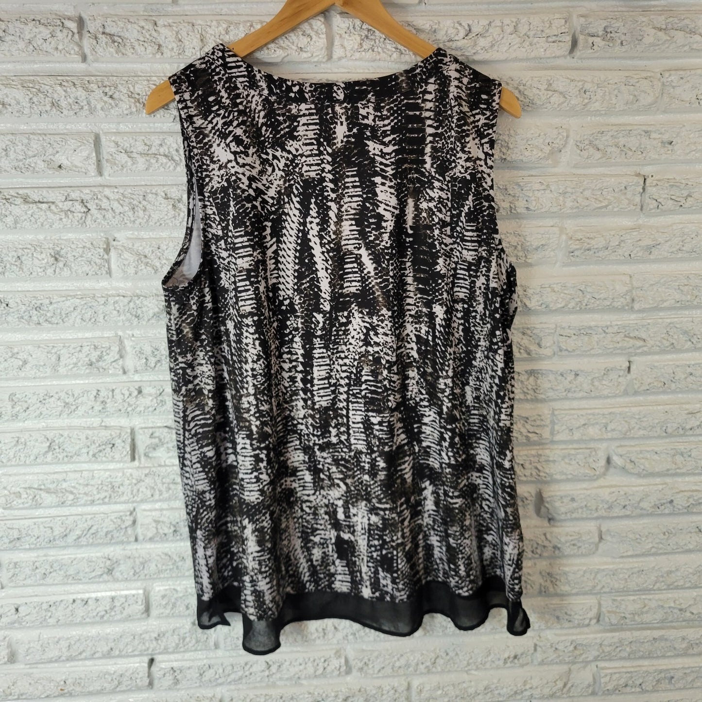 Faded Glory Womens Top XXL 20 Plus Sleeveless Chiffon Hem Black Animal Print