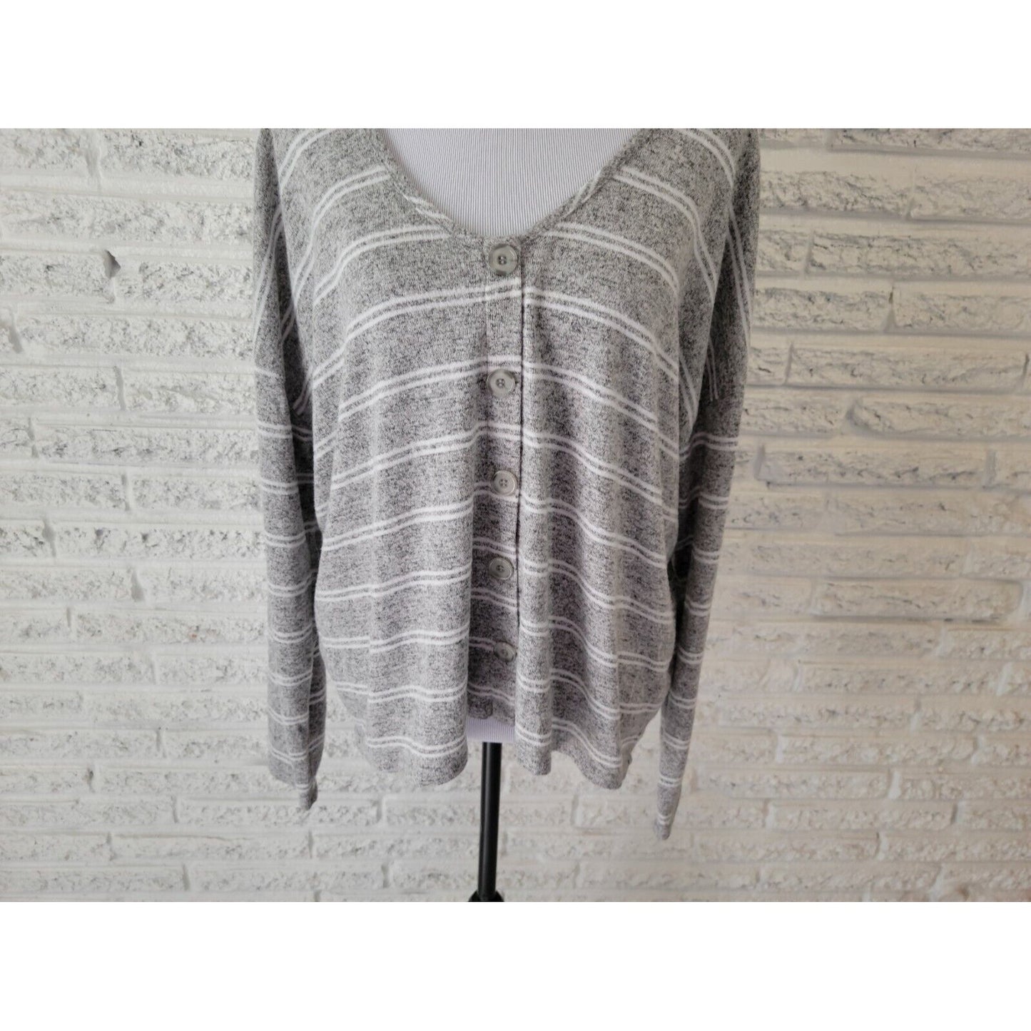 Torrid Women Sweater 2 2X Plus Pullover Scoop Neck Gray Lightweight Deco Buttons