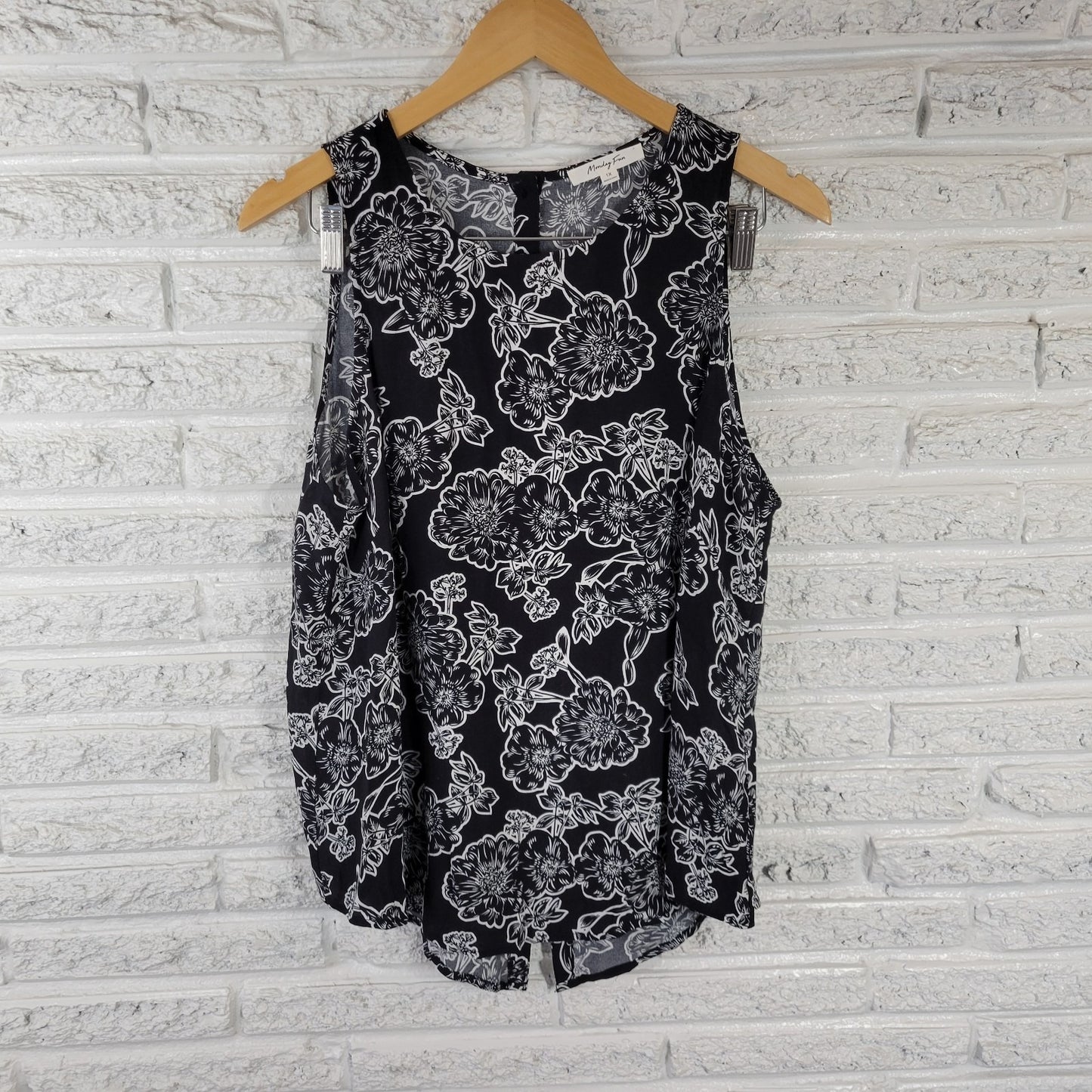 Monday Fun Women's 1X Black White Floral Sleeveless Swing Top Split Back FLO315E