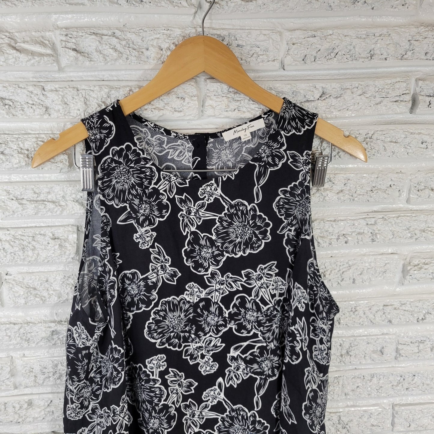 Monday Fun Women's 1X Black White Floral Sleeveless Swing Top Split Back FLO315E