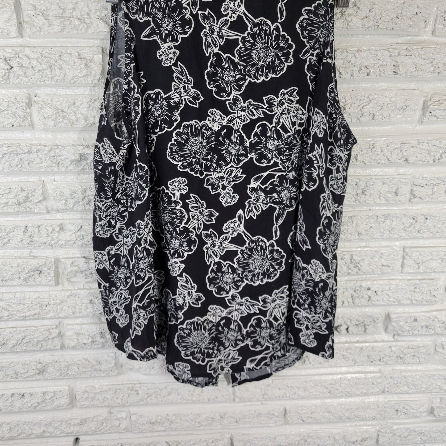 Monday Fun Women's 1X Black White Floral Sleeveless Swing Top Split Back FLO315E