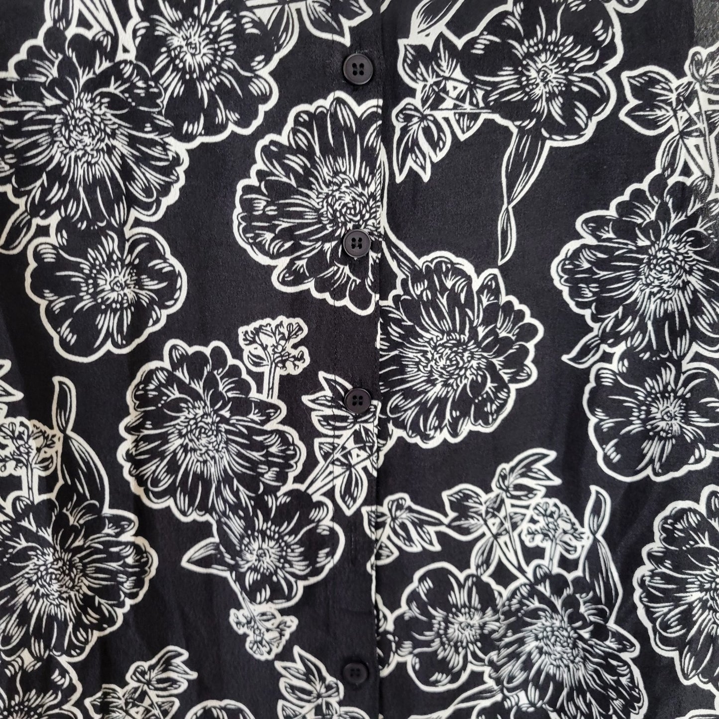 Monday Fun Women's 1X Black White Floral Sleeveless Swing Top Split Back FLO315E
