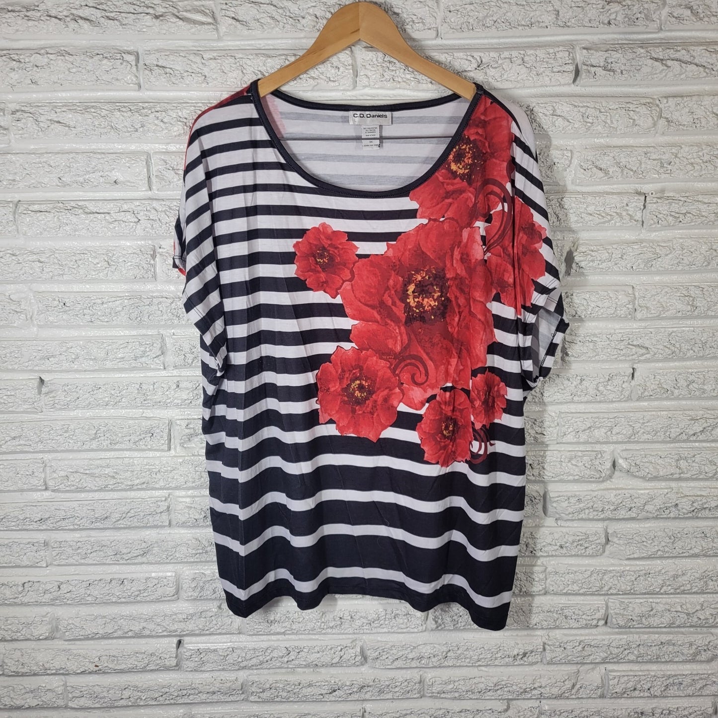 CD Daniels Womens Top 3X Plus Sleeveless Lightweight Red Black Floral Stripe