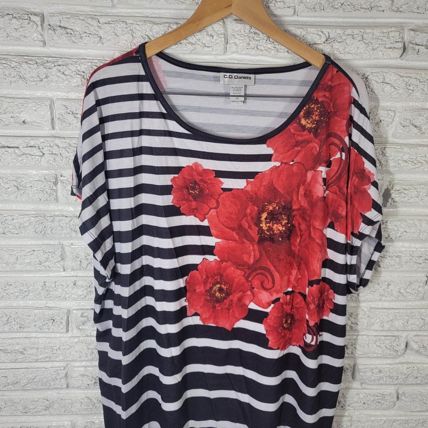 CD Daniels Womens Top 3X Plus Sleeveless Lightweight Red Black Floral Stripe