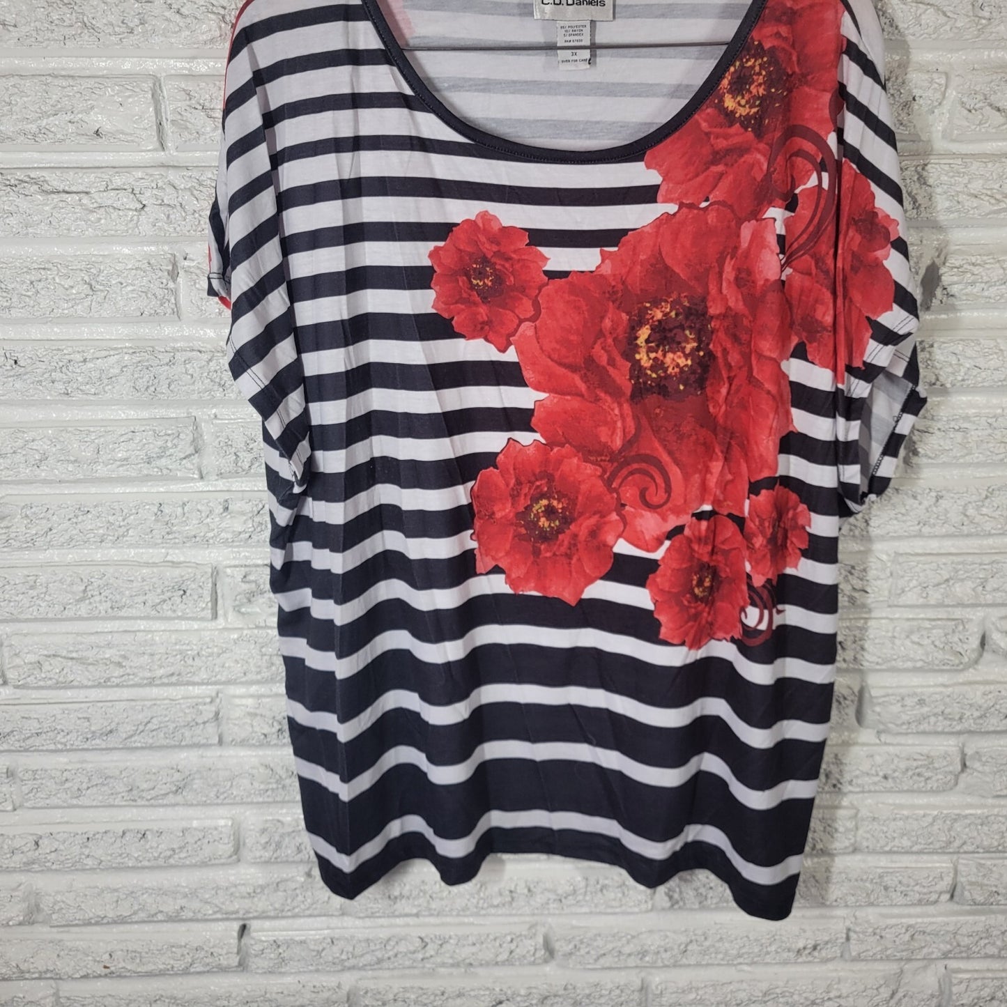CD Daniels Womens Top 3X Plus Sleeveless Lightweight Red Black Floral Stripe