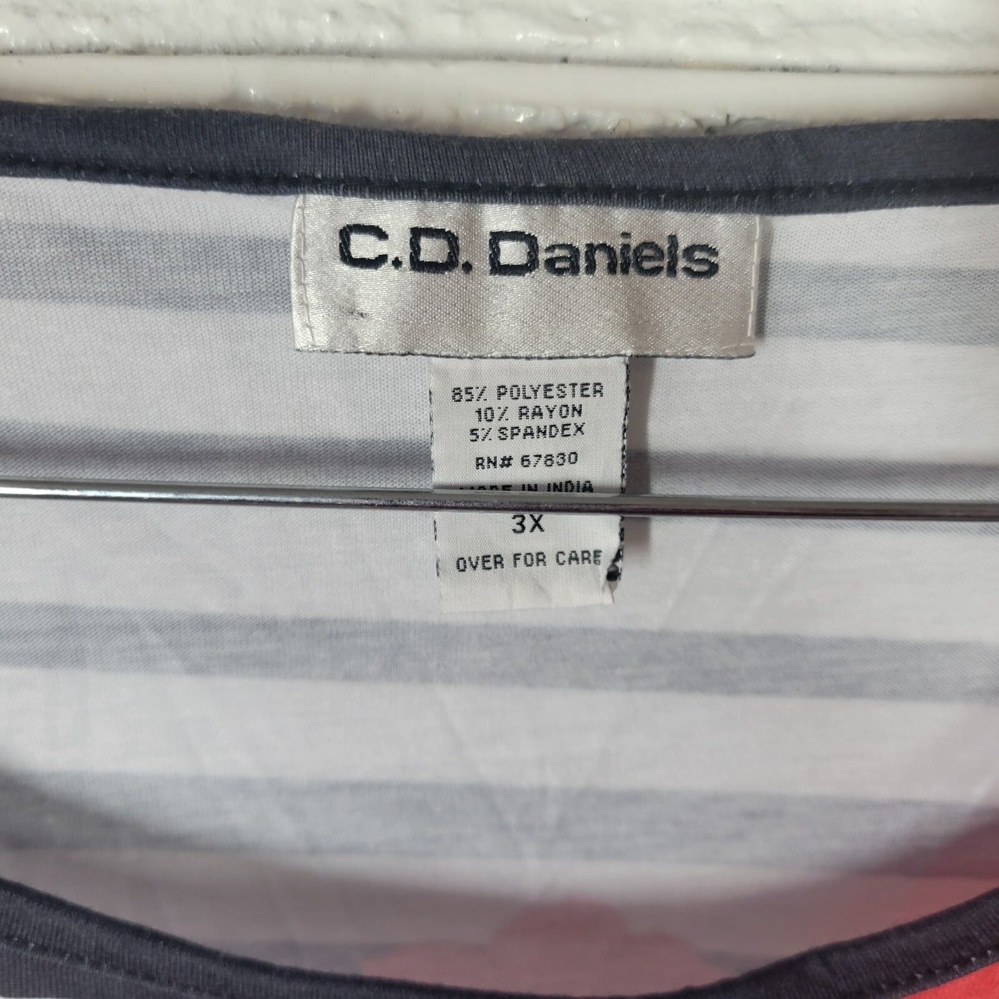 CD Daniels Womens Top 3X Plus Sleeveless Lightweight Red Black Floral Stripe