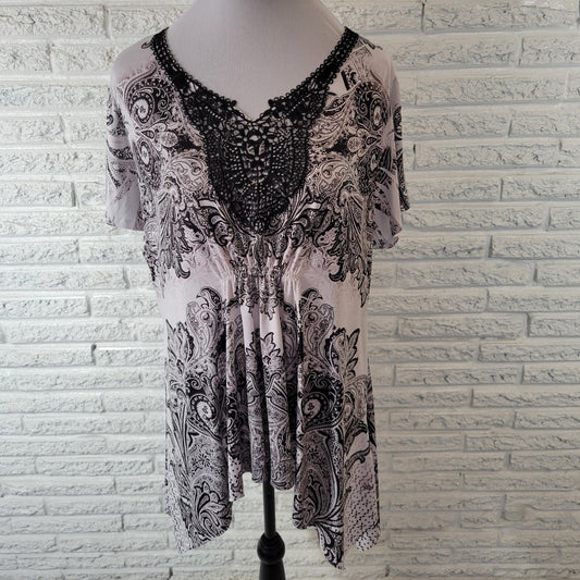 World Unity Womens Top 2X Plus Black White Paisley Asymmetric Lace Trim PAI14E