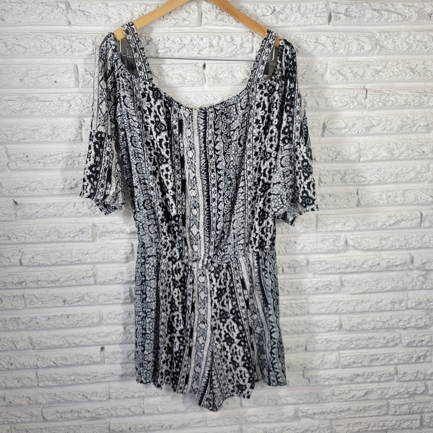 Apt 9 Women's XL Black White Geometric 3/4 Sleeve Romper Jumpsuit Viscose