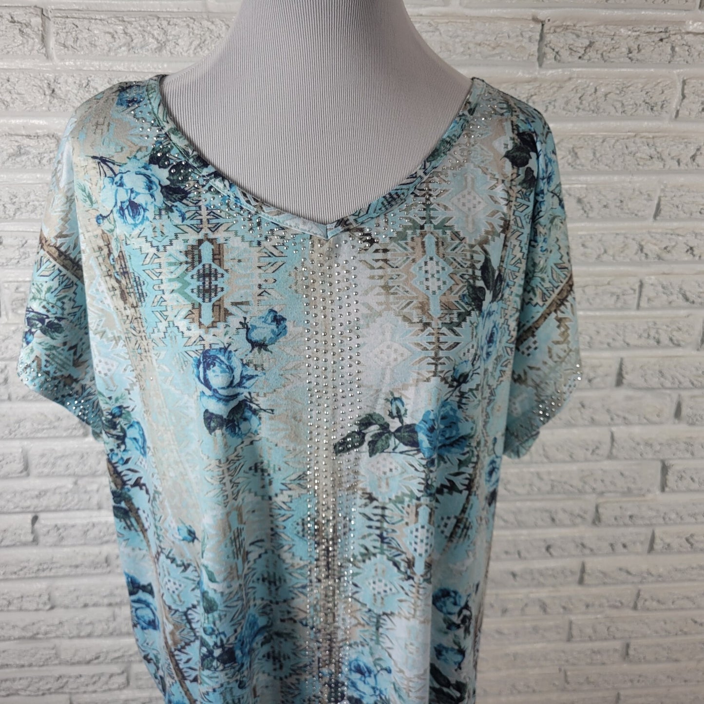 Gloria Vanderbilt Womens Top 1X Tee Short Sleeve Blue Roses Poly Blend Studded