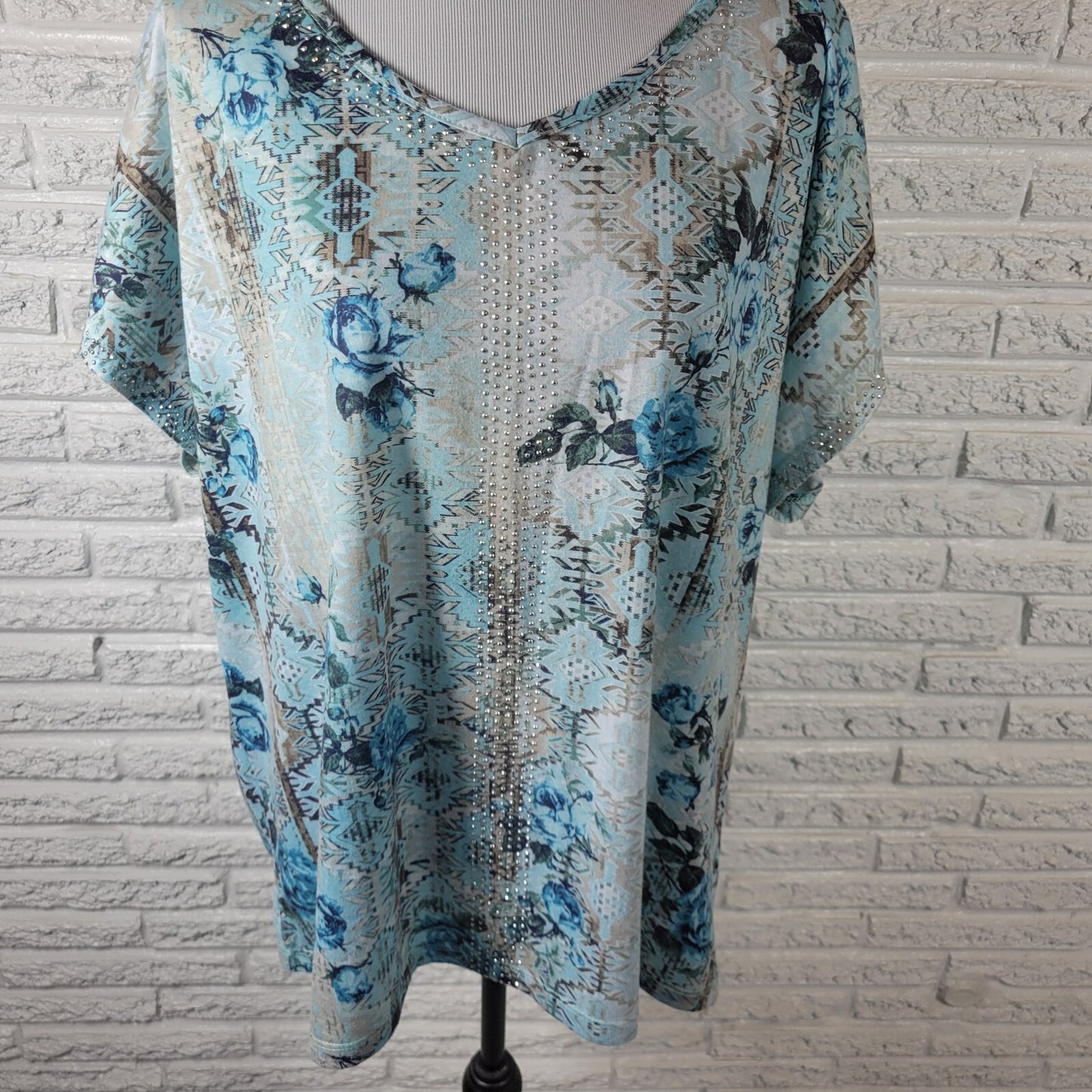 Gloria Vanderbilt Womens Top 1X Tee Short Sleeve Blue Roses Poly Blend Studded