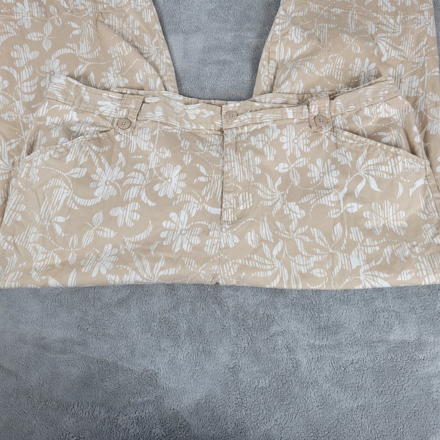 White Stag Women Pants 22W Plus Capri Beige White Floral Casual Comfort Zip Fly