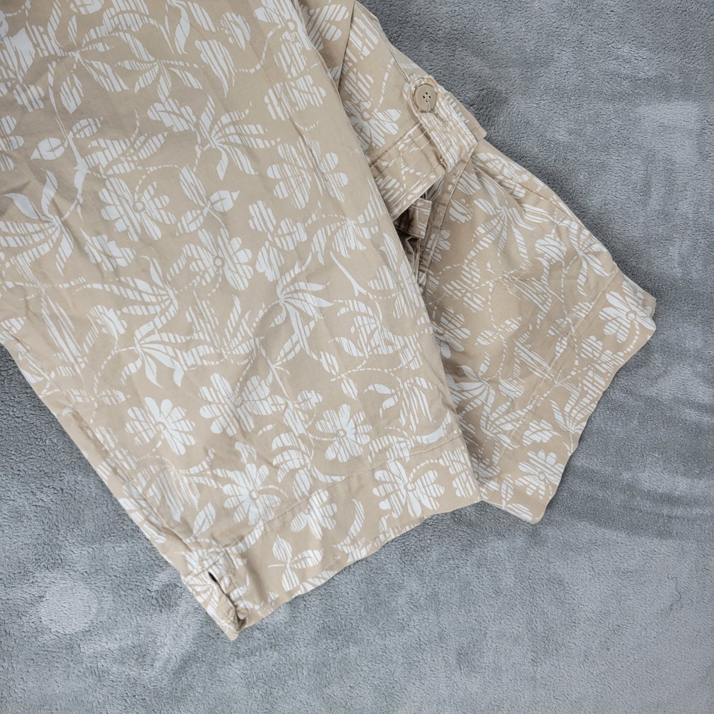 White Stag Women Pants 22W Plus Capri Beige White Floral Casual Comfort Zip Fly