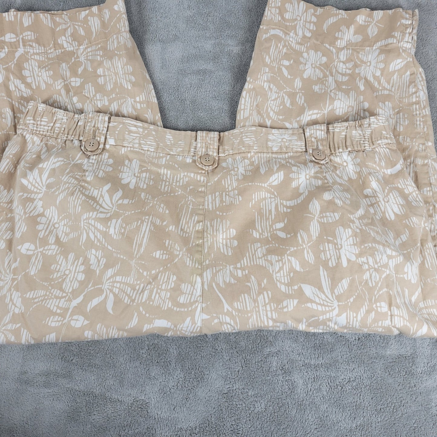 White Stag Women Pants 22W Plus Capri Beige White Floral Casual Comfort Zip Fly