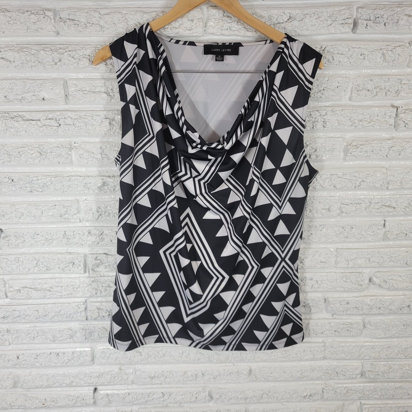 Larry Levine Women's XL Top Blouse Black Geometric Stretch Sleeveless V-Neck