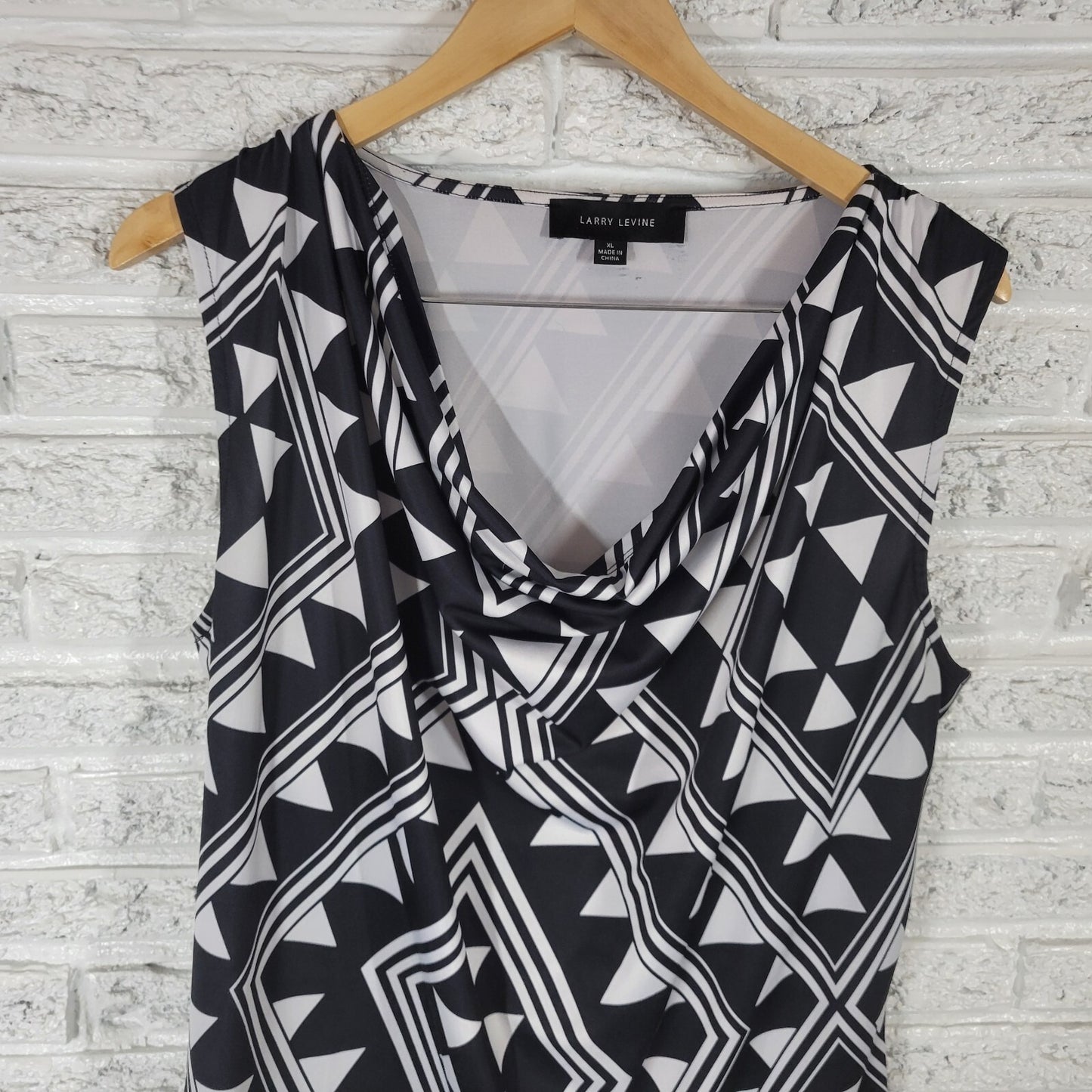 Larry Levine Women's XL Top Blouse Black Geometric Stretch Sleeveless V-Neck