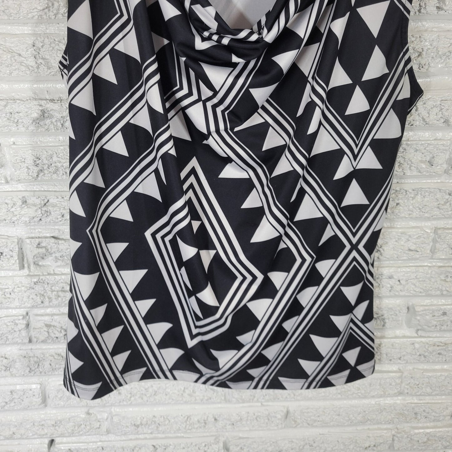 Larry Levine Women's XL Top Blouse Black Geometric Stretch Sleeveless V-Neck
