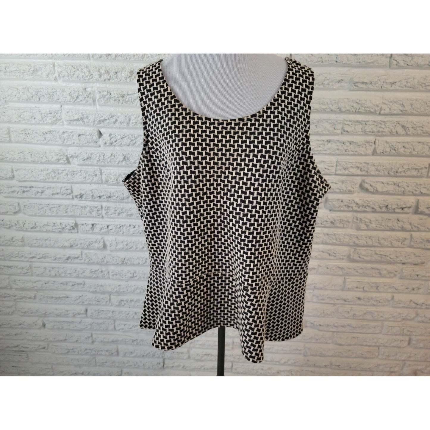 Lane Bryant Womens Top 22 24 Plus Tank Knit Black Geometric Office Sleeveless